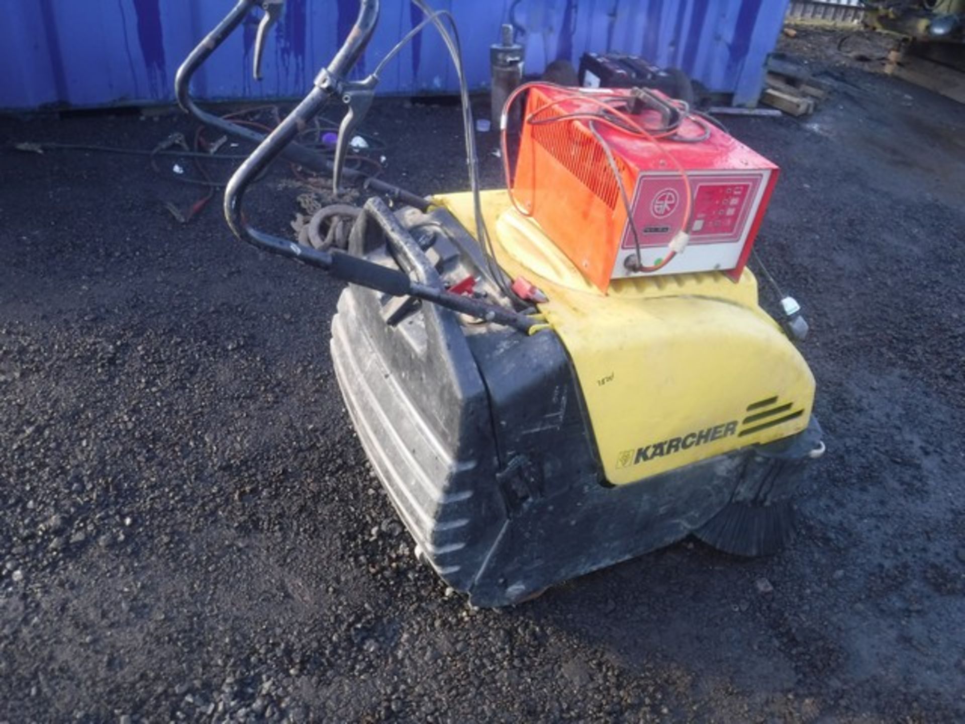 KARCHER ELECTRIC SWEEPER KSM750 C/W ROLLER, SIDE BRUSHES AND CHARGER - Image 3 of 5