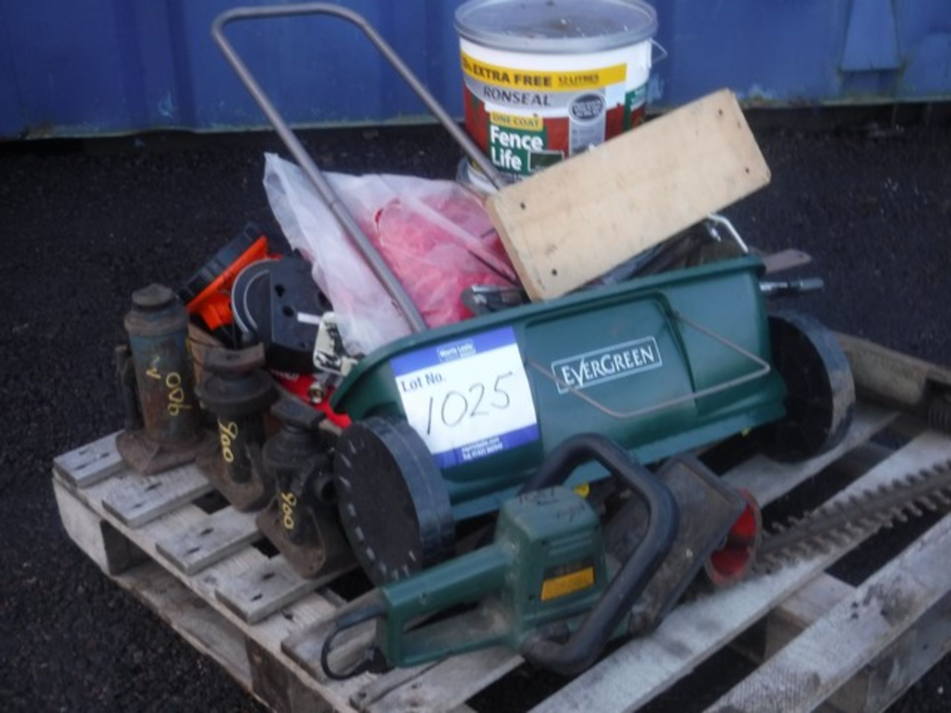 VARIOUS TOOLS - LAWN SPREADER, JACKS, VICE, DRUMS OF FENCE PAINT - Image 2 of 10