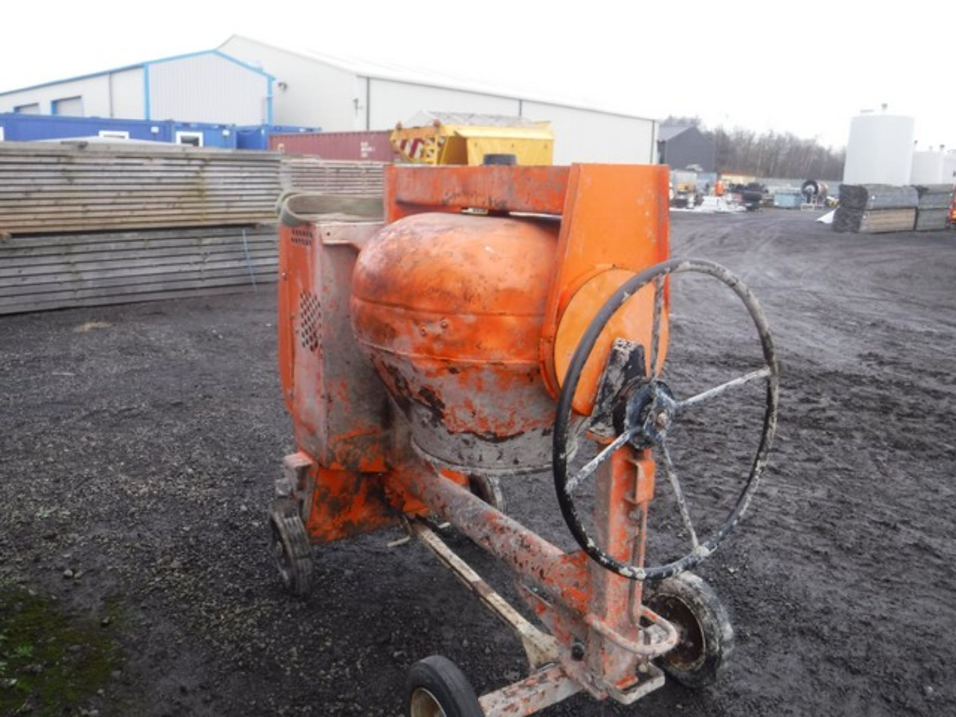 DIESEL BELL CEMENT MIXER - Image 4 of 4