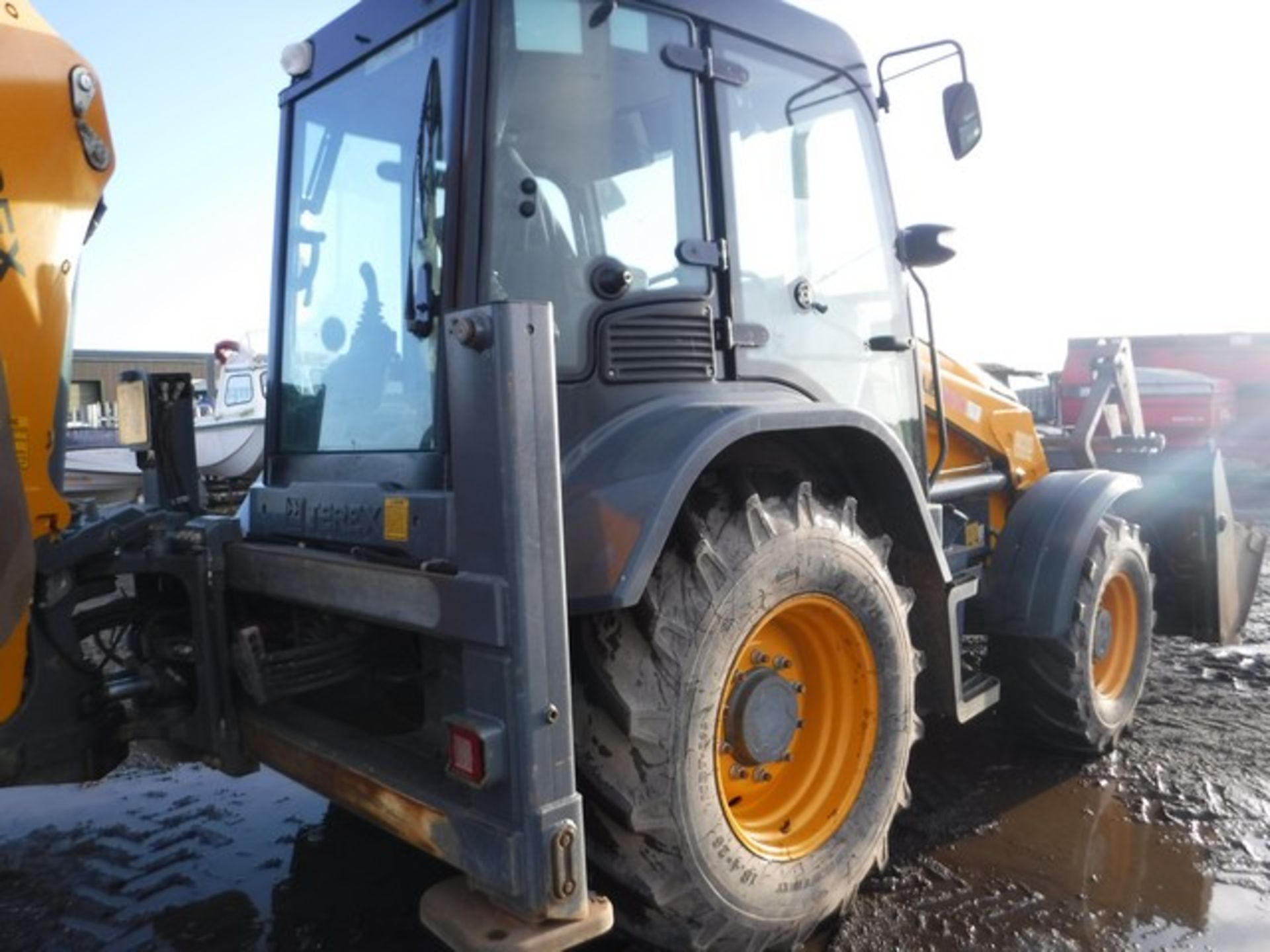 2013 TEREX TLB890 BACKHOE C/W 3 BUCKETS -- 3763HRS (NOT VERIFIED) REG - SN13FMO SN - SMFJD4DCEDGMS1 - Image 9 of 37