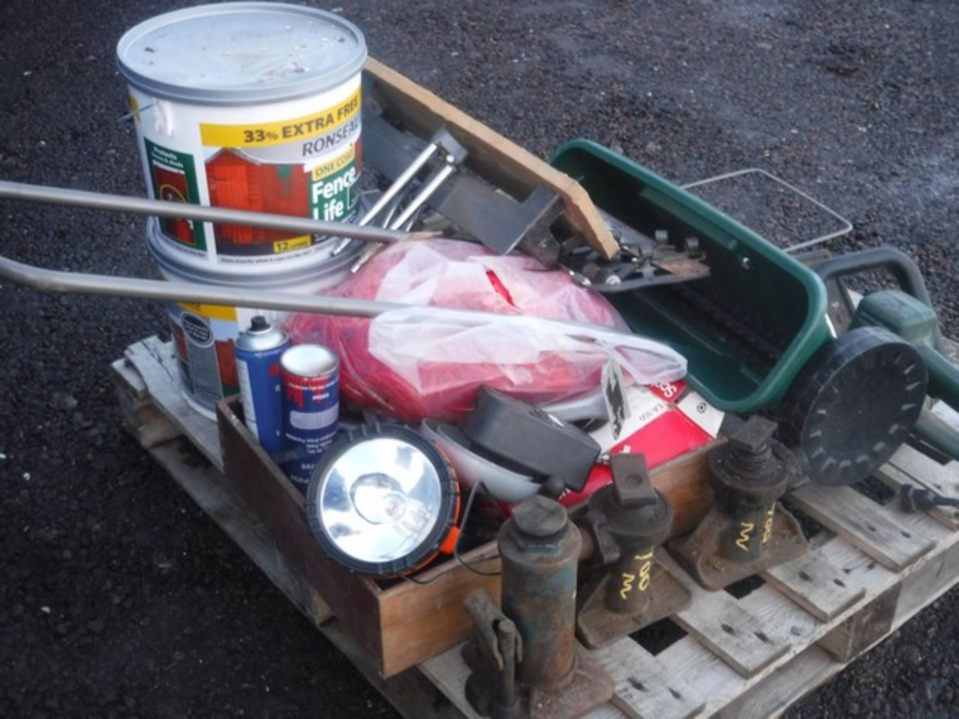 VARIOUS TOOLS - LAWN SPREADER, JACKS, VICE, DRUMS OF FENCE PAINT - Image 3 of 10