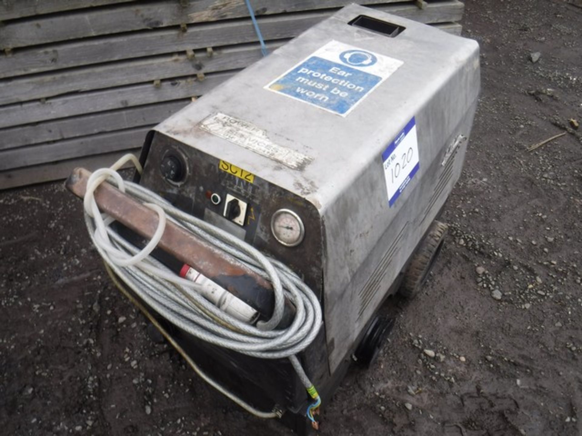 MAC AVANT POWER WASHER - HOT AND COLD **NO GUN**