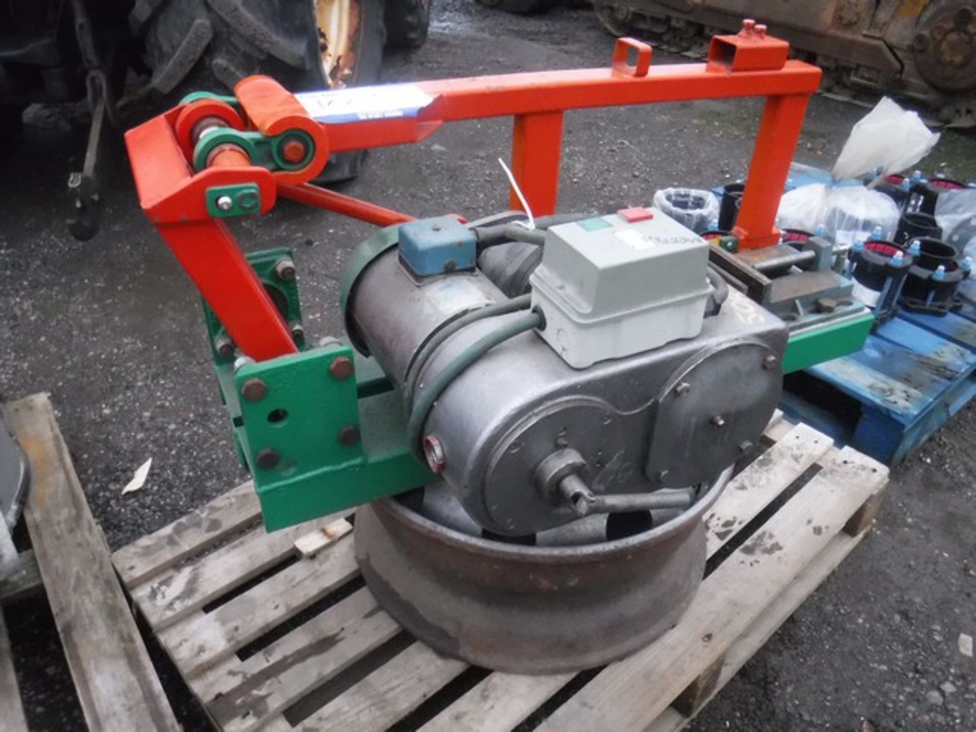 SWIVEL THREE PHASE INDUSTRIAL METAL SAW C/W STAND - Image 2 of 7