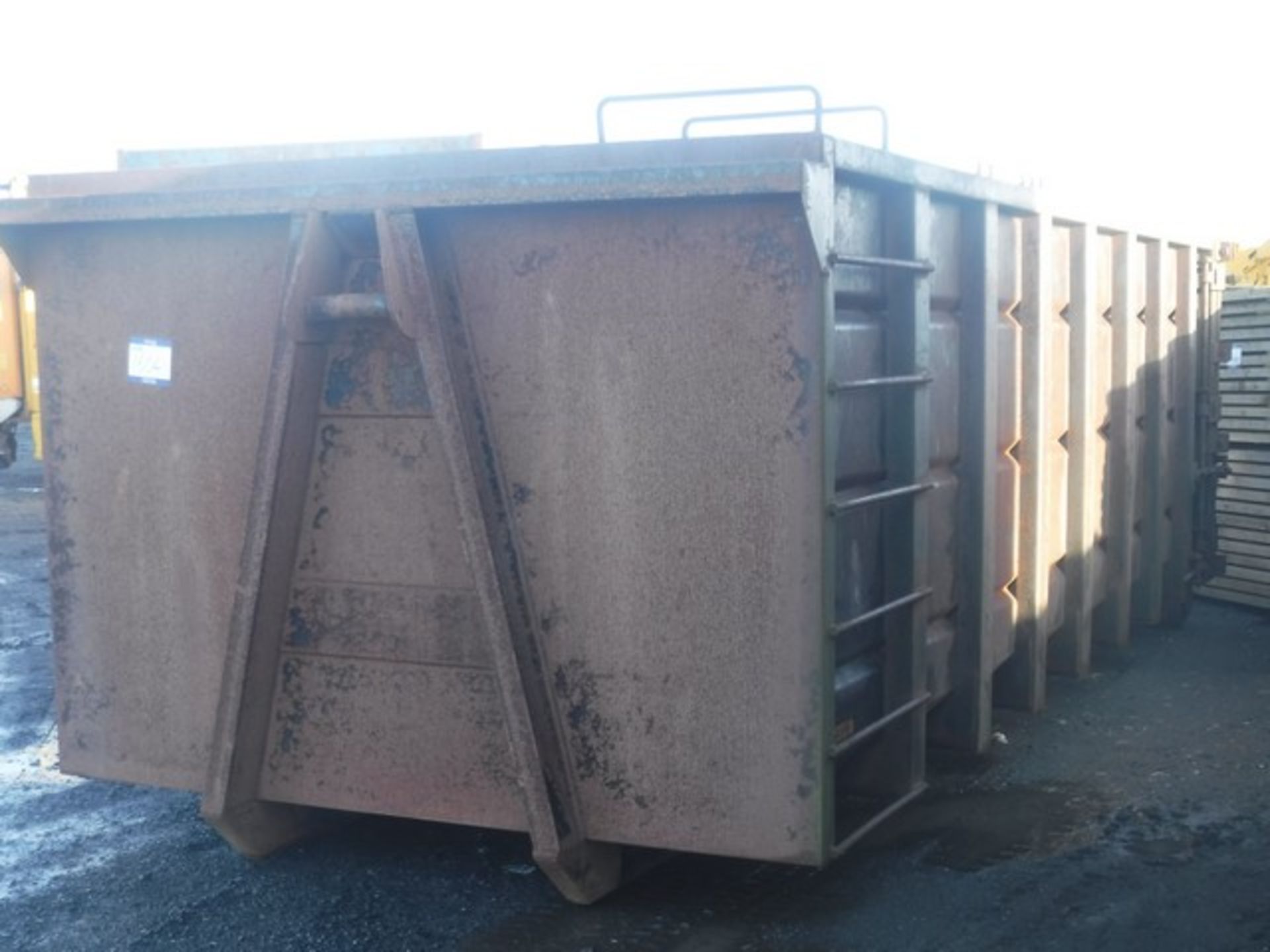 ENCLOSED HOOK LIFT CONTAINER 30 CU.YD - Image 2 of 4