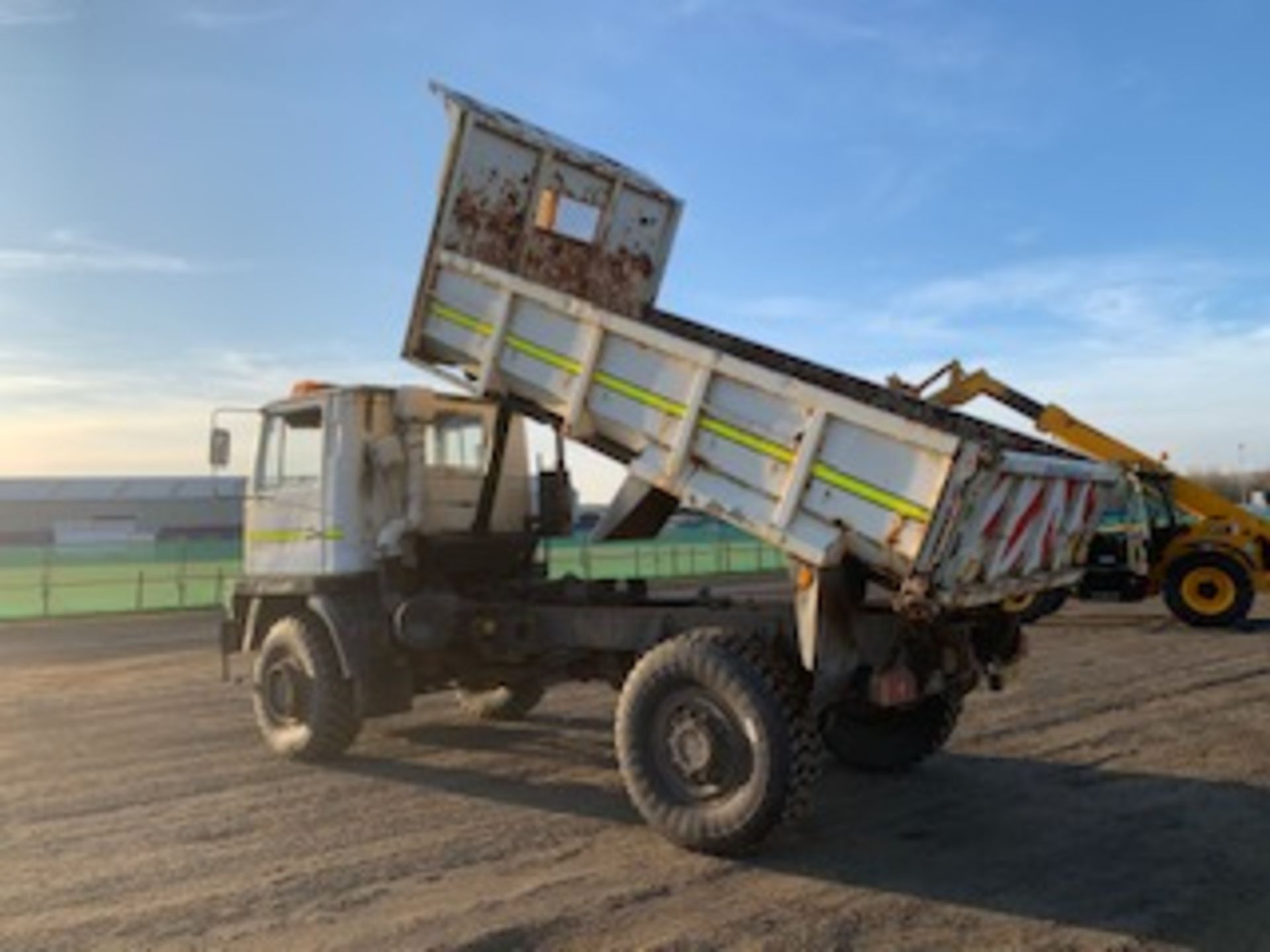 BEDFORD TM 4x4 TIPPER C/W REAR HITCH, SNOW PLOUGH BRACKET WITH HYDRAULICS 30,000KM (NOT VERIFIED) RE - Image 4 of 6