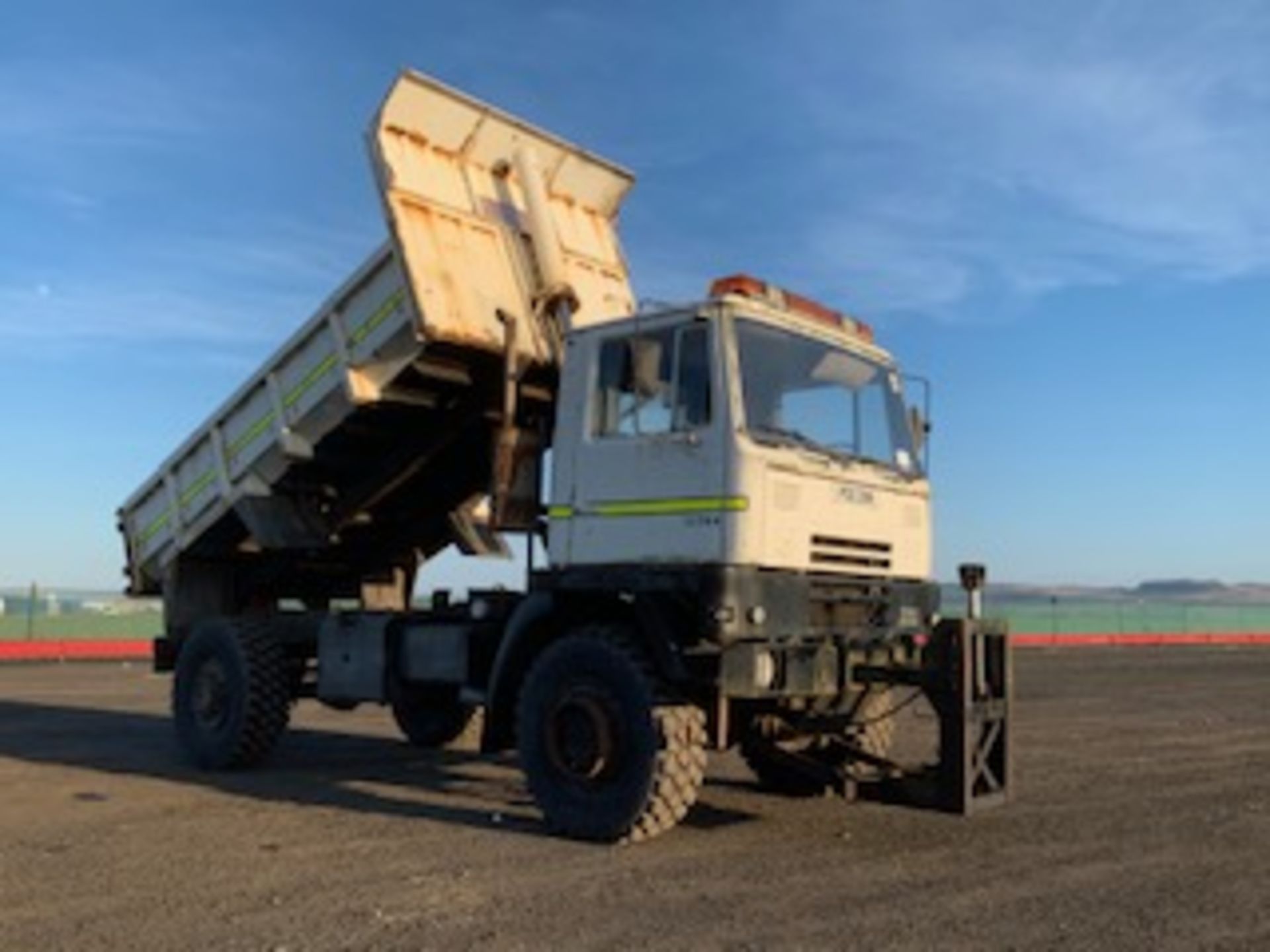 BEDFORD TM 4x4 TIPPER C/W REAR HITCH, SNOW PLOUGH BRACKET WITH HYDRAULICS 30,000KM (NOT VERIFIED) RE - Image 6 of 6