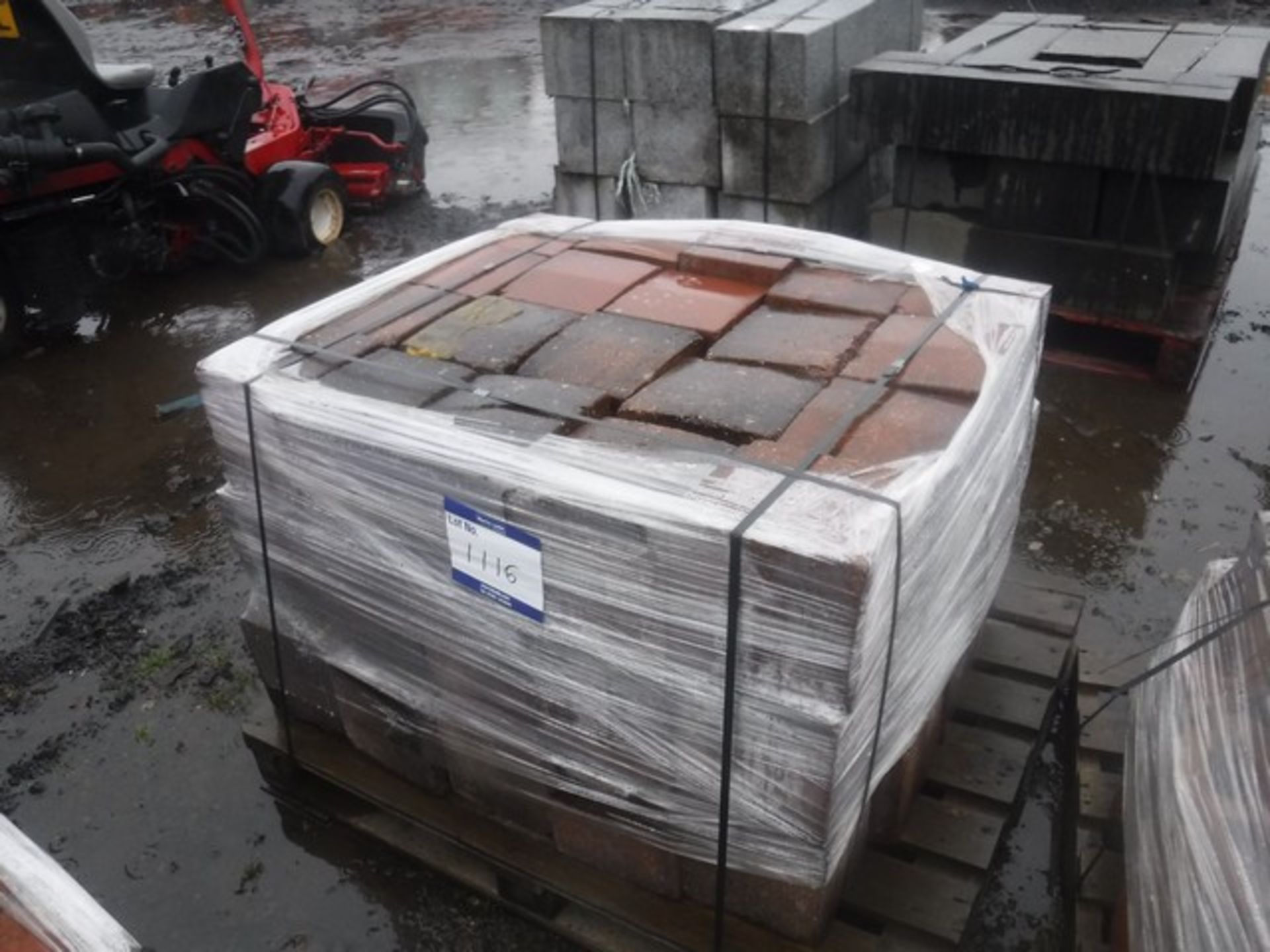 CONCRETE EDGING - 220x200x200 x2 PALLETS - Image 3 of 5