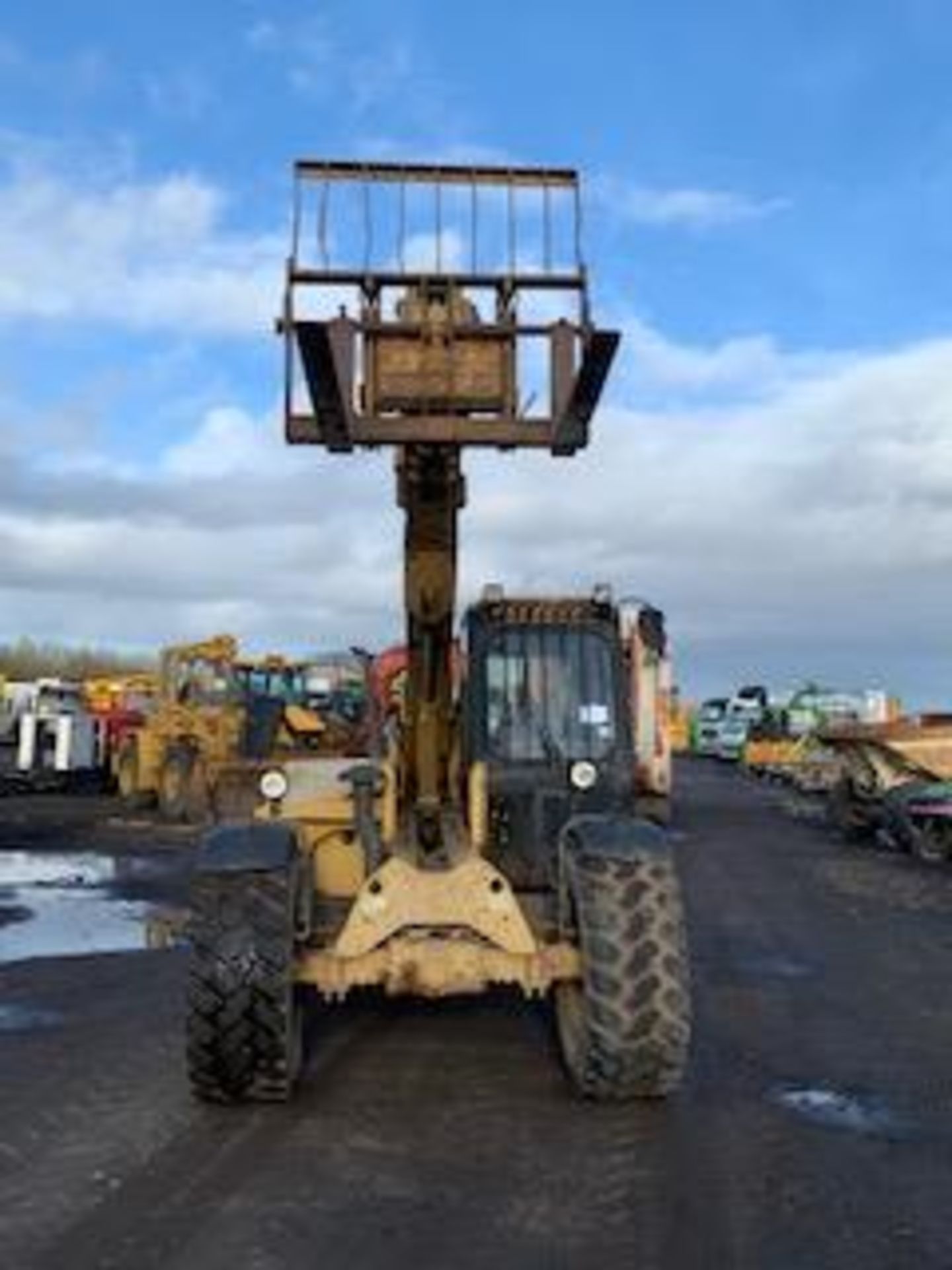 CAT TH62 TELESCOPIC FORKLIFT C/W FORKS YEAR - 1995 -- 9067HRS (NOT VERIFIED) SN - 4TM00583 - Image 2 of 8