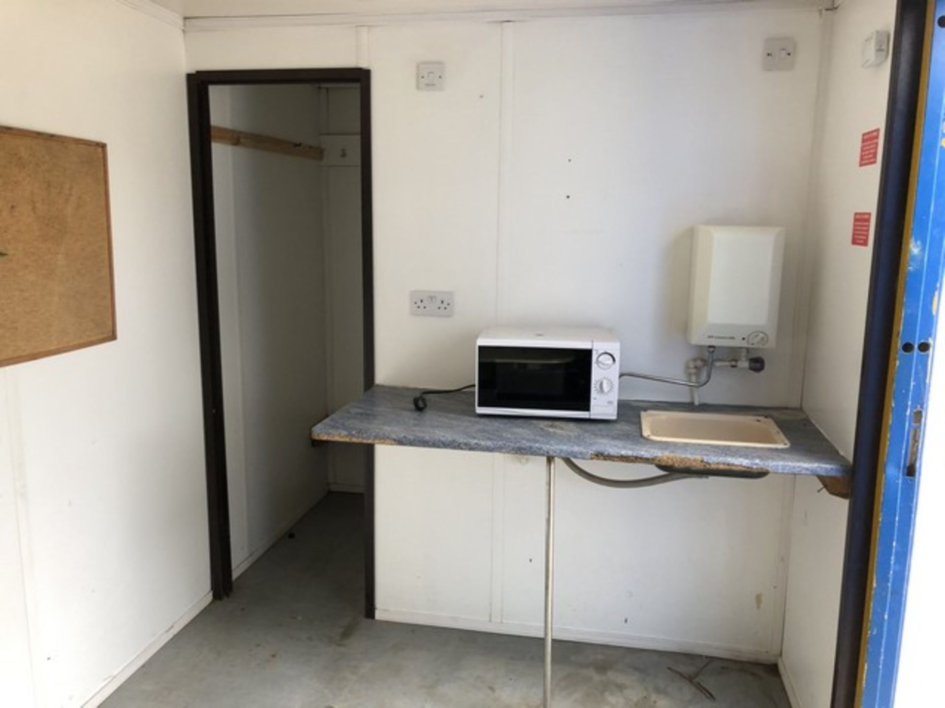 ANTI VANDAL WELFARE UNIT 20FT X8FT C/W CANTEEN, SEATING FOR 6, SMALL DRYING ROOM, CHEMICAL TOILET AN - Image 3 of 7