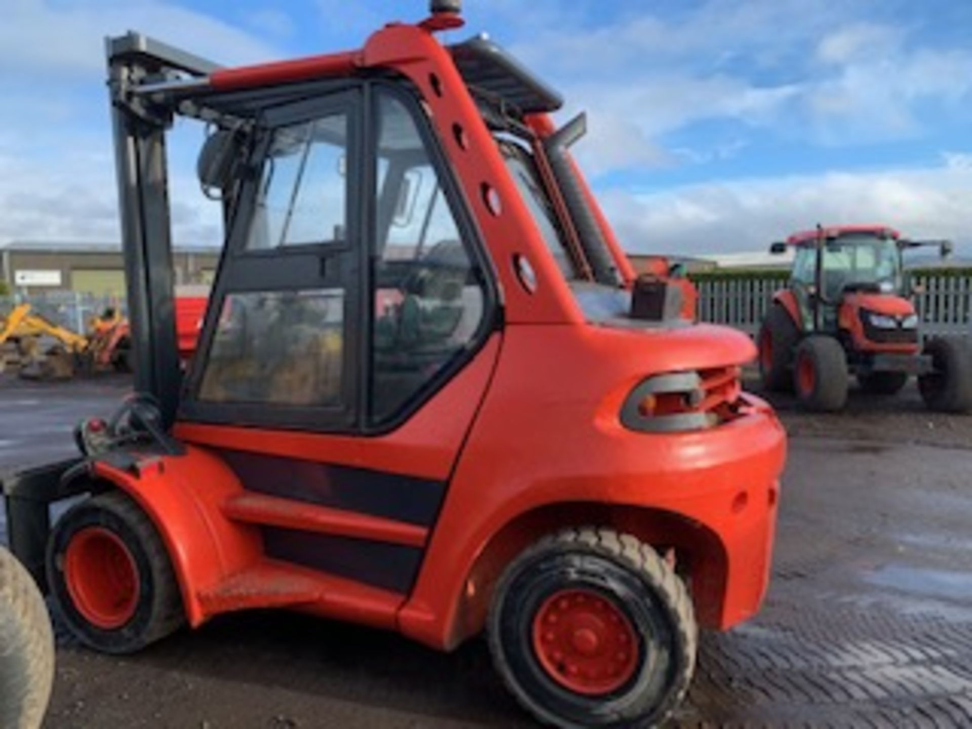 LINDI COUNTERBALANCE FORKLIFT 2004 -- 11154HRS (NOT VERIFIED) MODEL - H70D-02 SN - E18353R00087 - Image 4 of 8