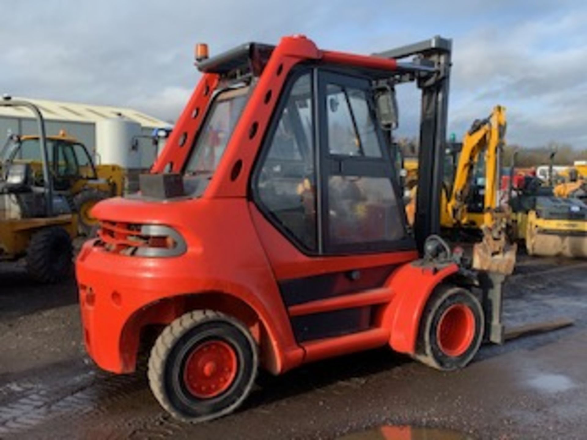 LINDI COUNTERBALANCE FORKLIFT 2004 -- 11154HRS (NOT VERIFIED) MODEL - H70D-02 SN - E18353R00087 - Image 2 of 8