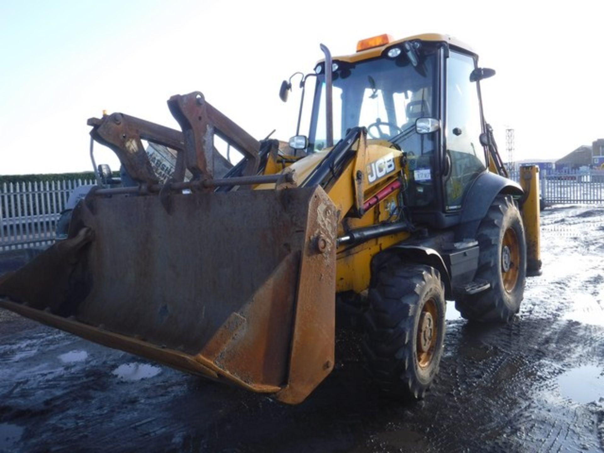 JCB 3CX DIGGER 4365hrs (NOT VERIFIED) REG - SN62GXL year 2012