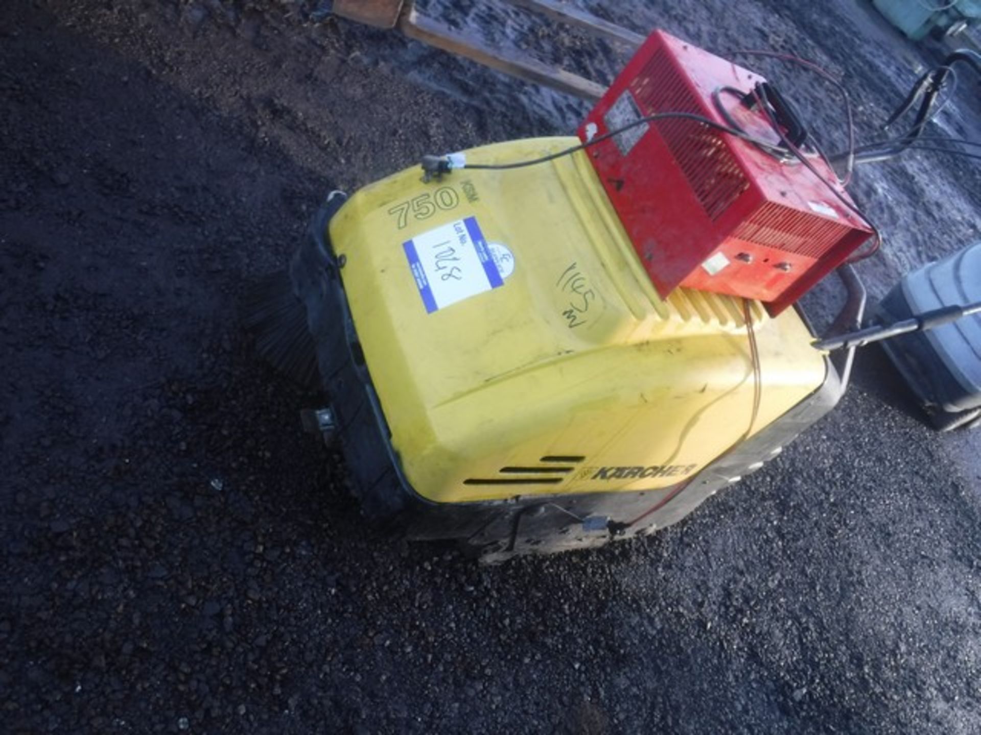 KARCHER ELECTRIC SWEEPER KSM750 C/W ROLLER, SIDE BRUSHES AND CHARGER