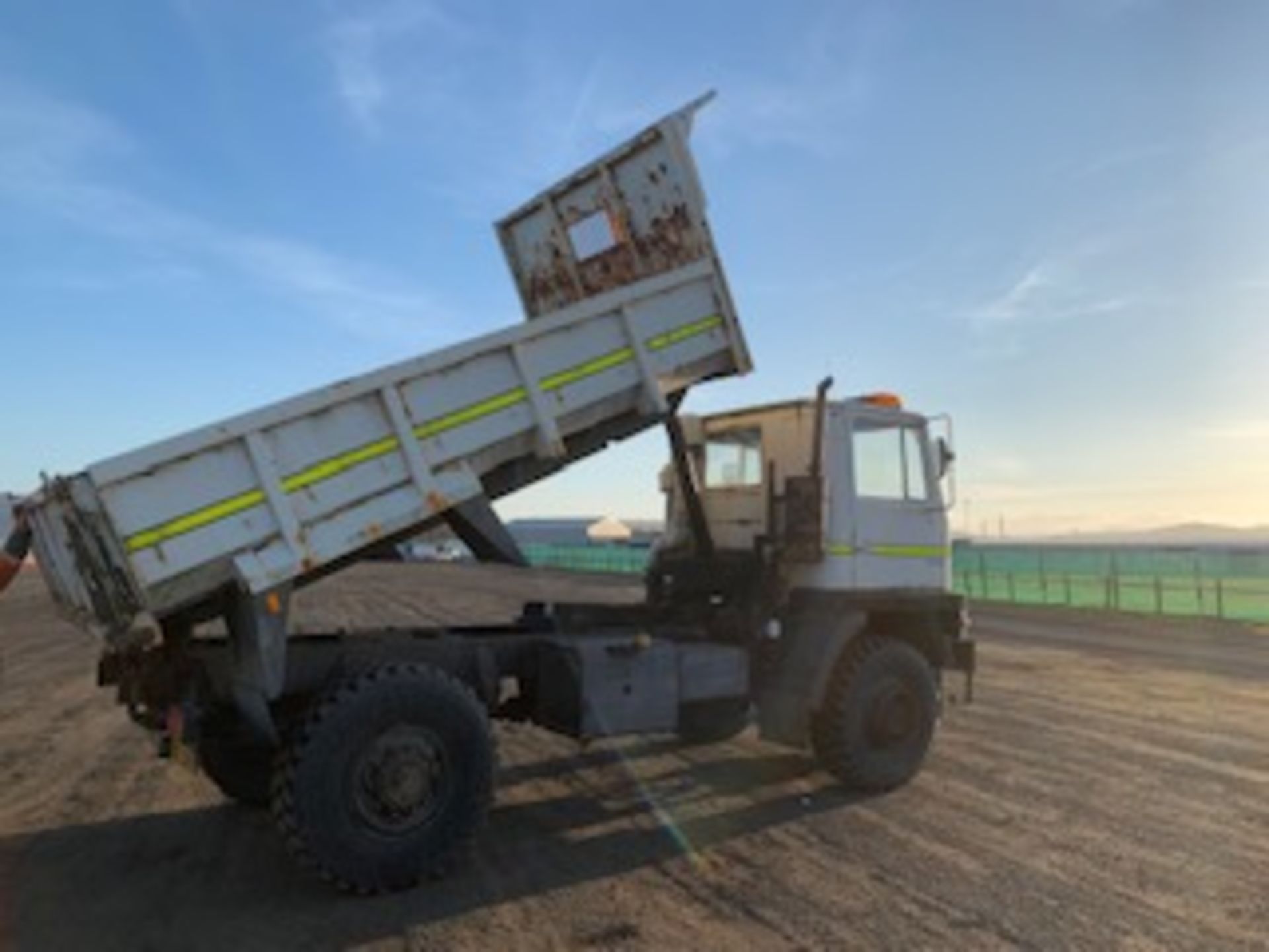 BEDFORD TM 4x4 TIPPER C/W REAR HITCH, SNOW PLOUGH BRACKET WITH HYDRAULICS 30,000KM (NOT VERIFIED) RE - Image 5 of 6