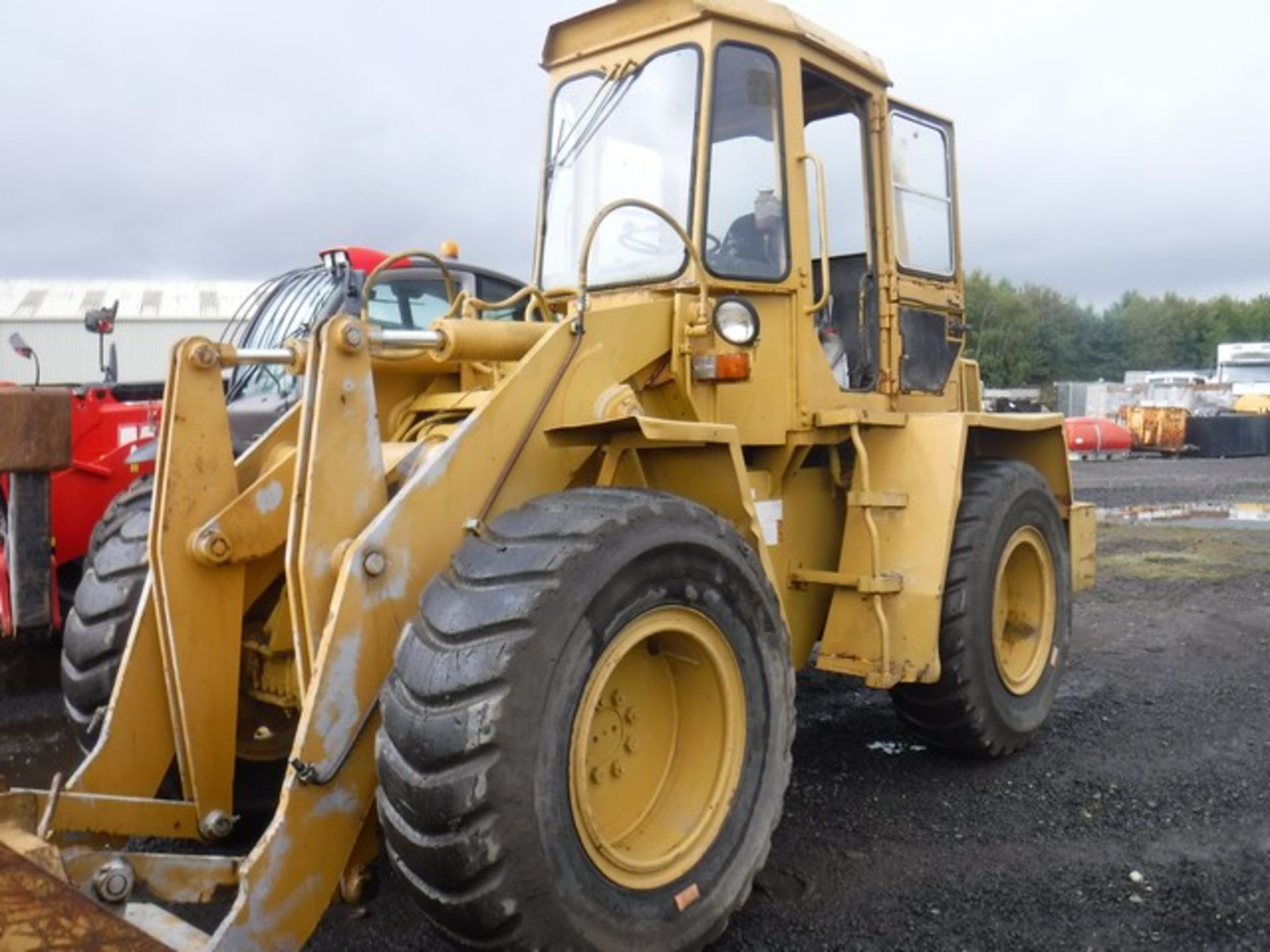 BRAY LOADING SHOVEL C/W BUCKET AND 4 IN 1 BUCKET - Image 2 of 11