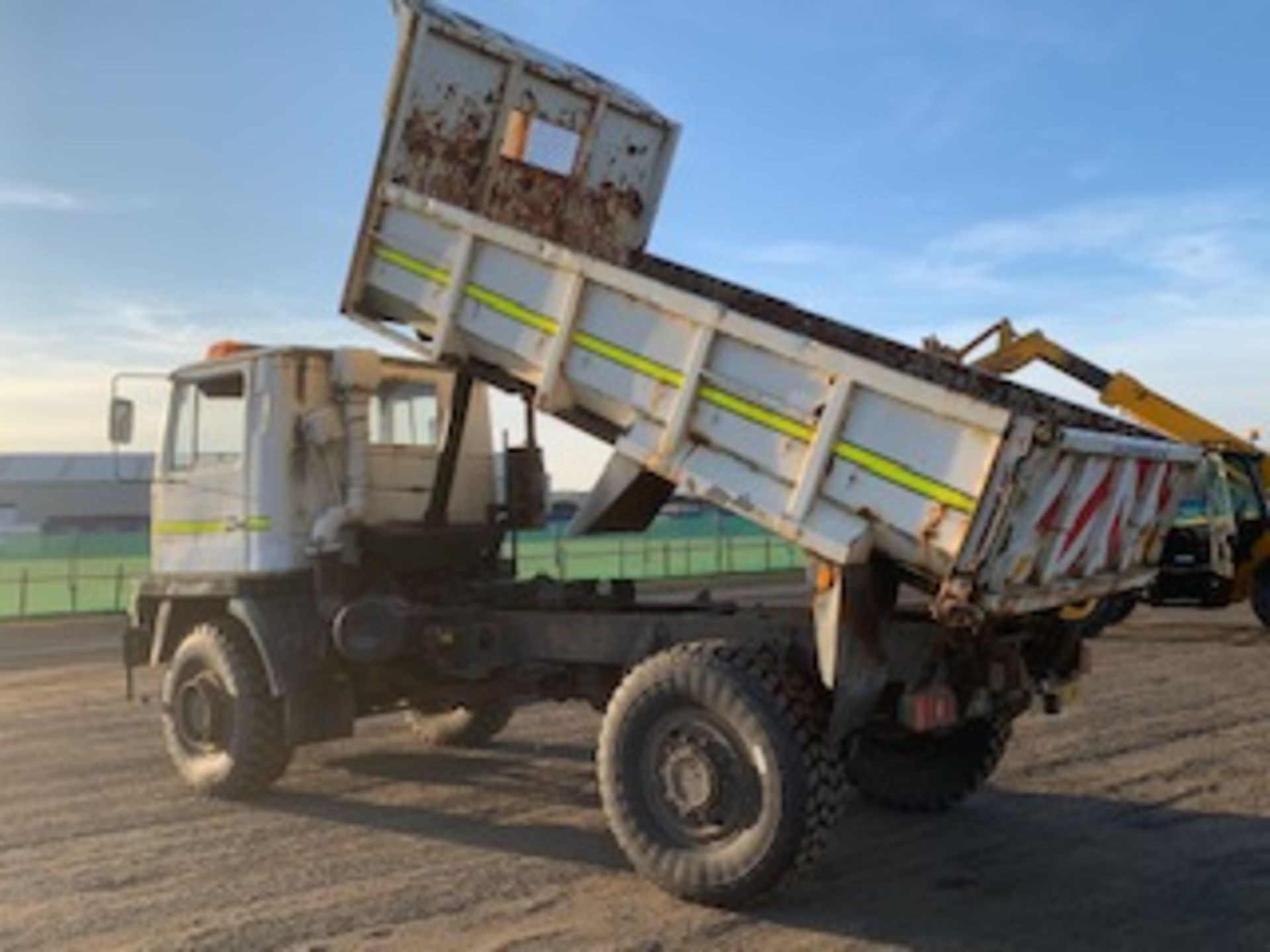 BEDFORD TM 4x4 TIPPER C/W REAR HITCH, SNOW PLOUGH BRACKET WITH HYDRAULICS 30,000KM (NOT VERIFIED) RE - Image 3 of 6