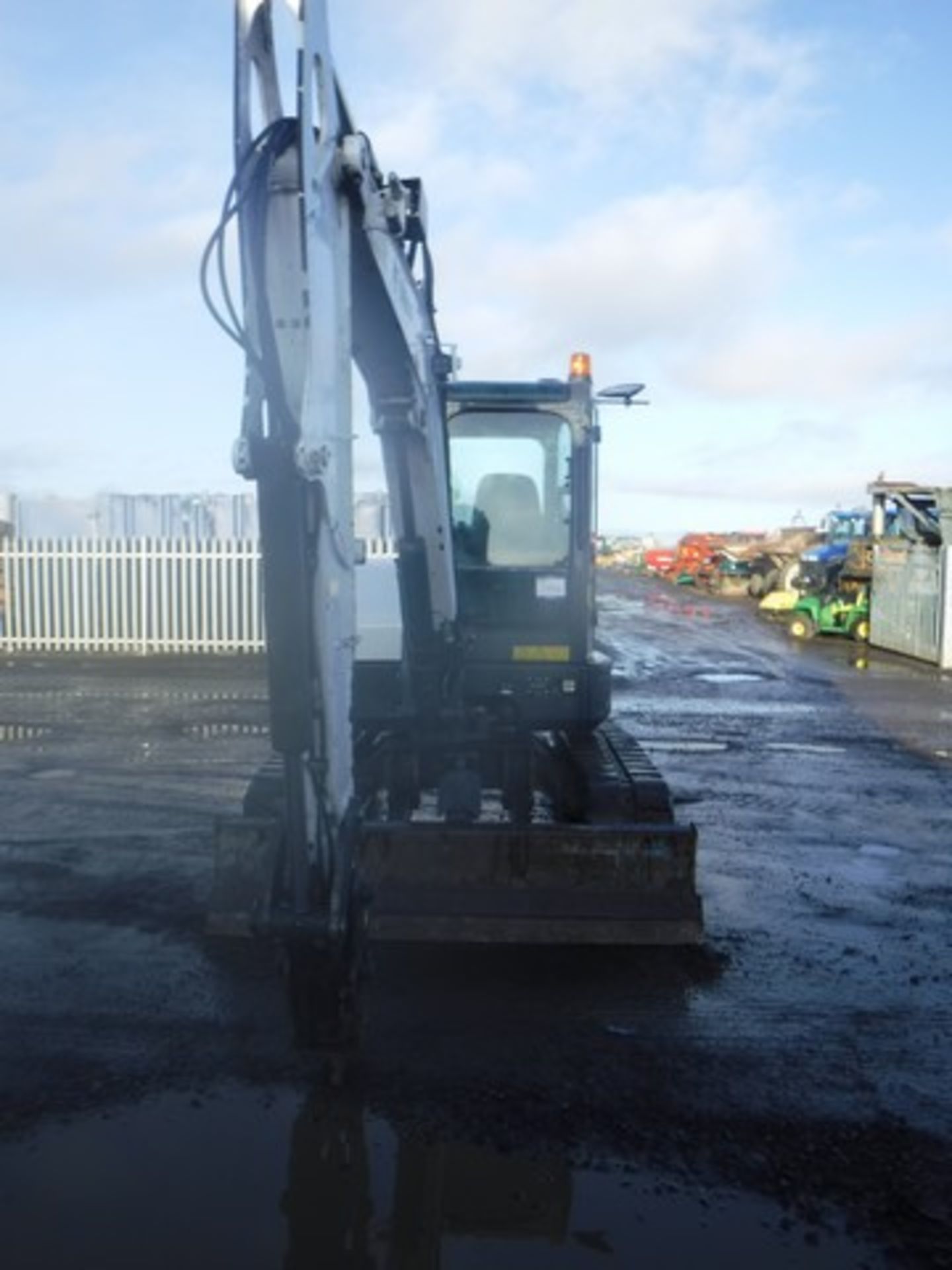 2014 BOBCAT E55 EM EXCAVATOR c/w 3 BUCKETS, RUBBER TRACKS, FRONT BLADE, QUICK HITCH 5769 HRS - Image 2 of 24