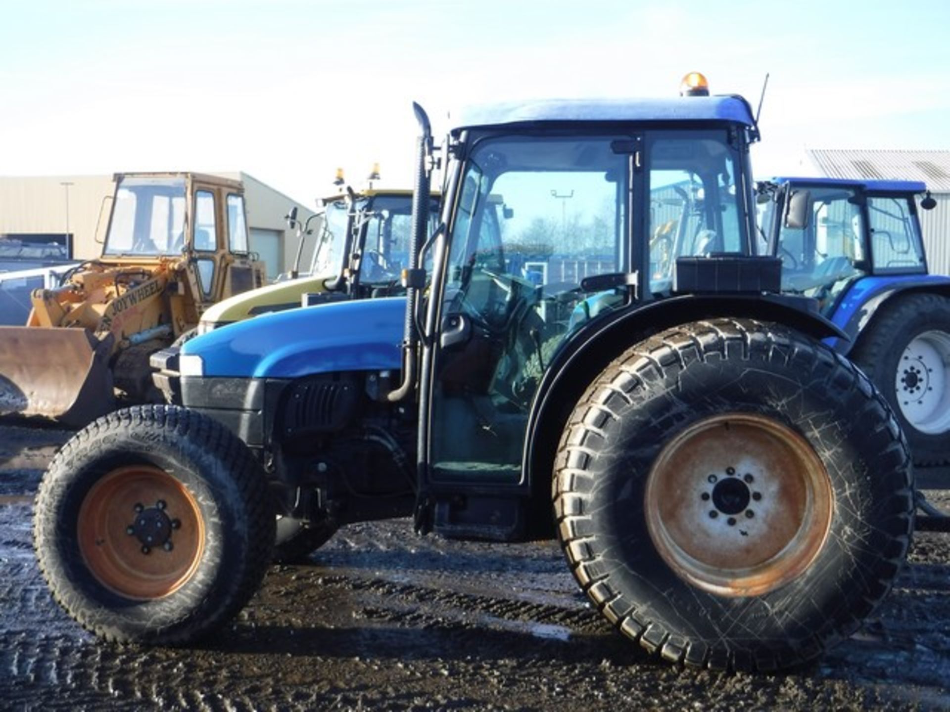 NEW HOLLAND TRACTOR C/W REAR PTO 1727HRS (CORRECT) REG - AW02AUT YEAR 2002 - Image 4 of 9