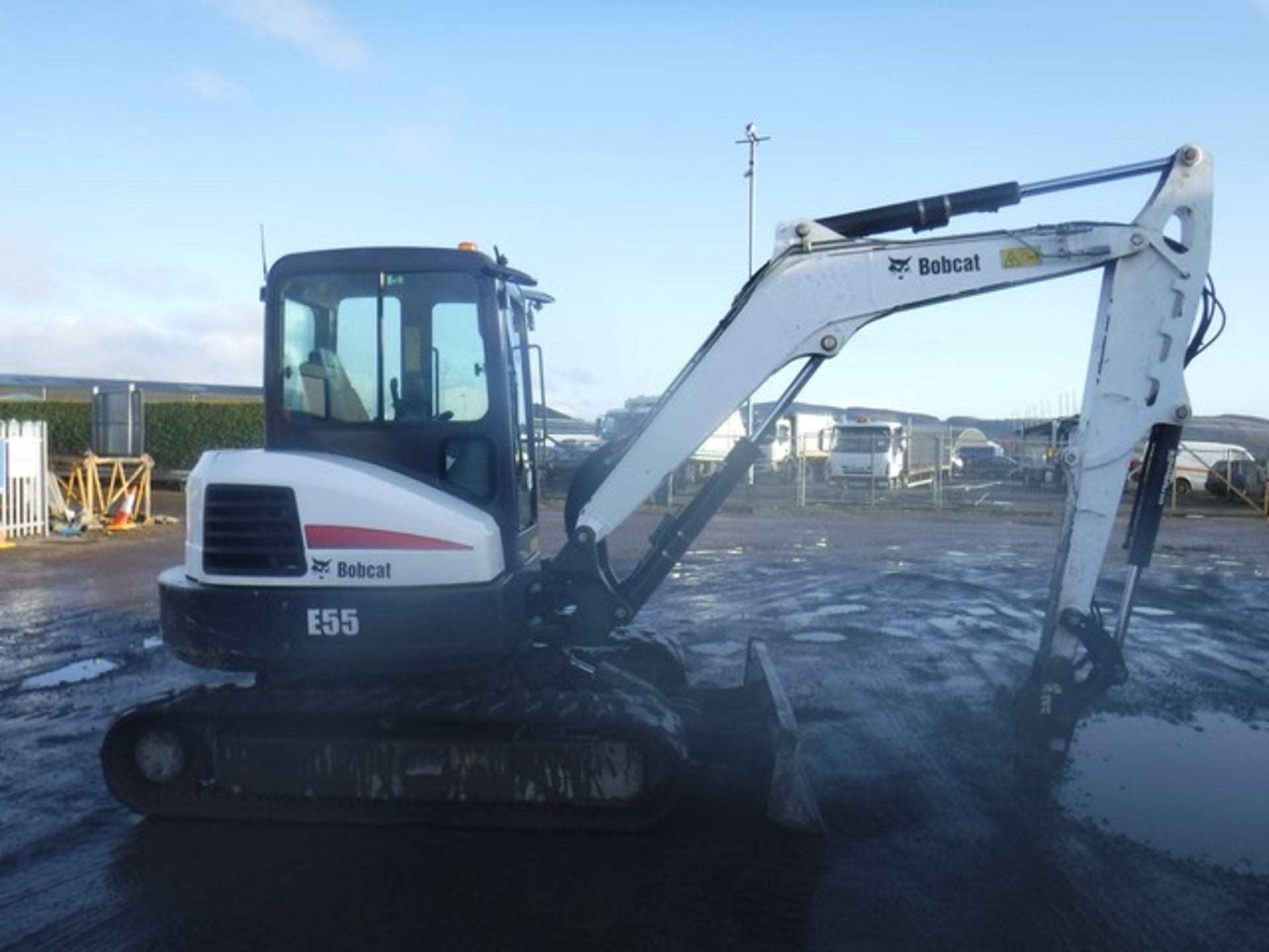 2014 BOBCAT E55 EM EXCAVATOR c/w 3 BUCKETS, RUBBER TRACKS, FRONT BLADE, QUICK HITCH 5769 HRS - Image 3 of 24