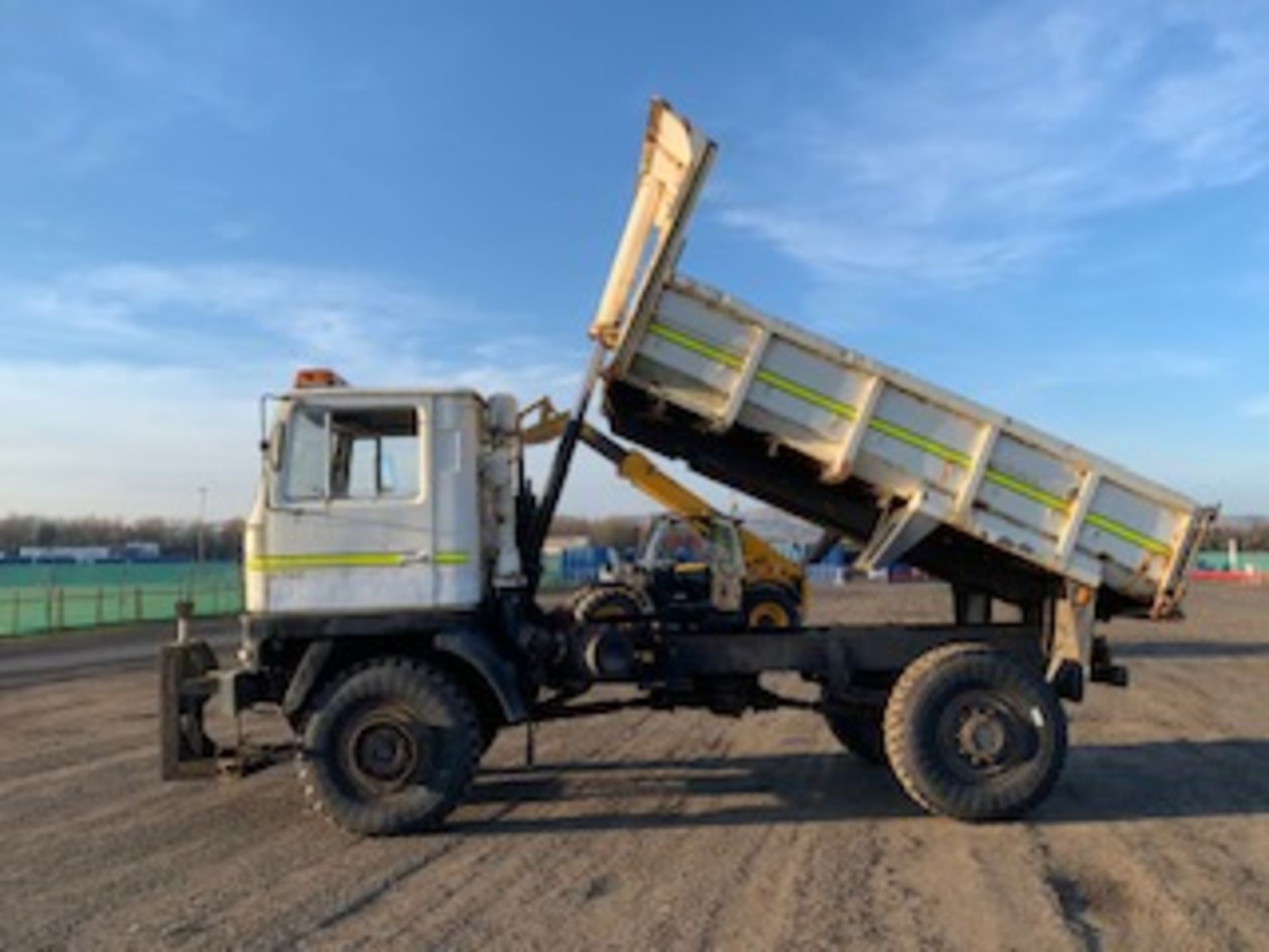 BEDFORD TM 4x4 TIPPER C/W REAR HITCH, SNOW PLOUGH BRACKET WITH HYDRAULICS 30,000KM (NOT VERIFIED) RE - Image 2 of 6