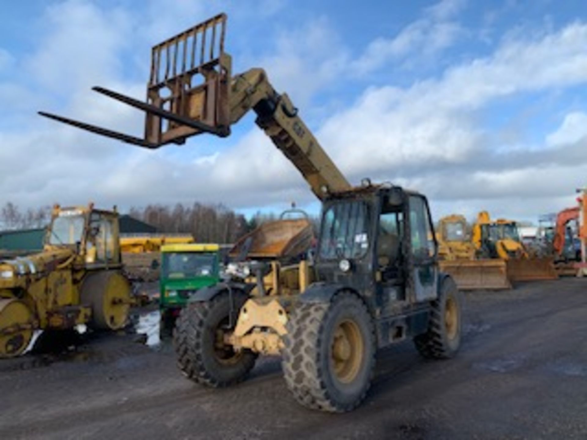 CAT TH62 TELESCOPIC FORKLIFT C/W FORKS YEAR - 1995 -- 9067HRS (NOT VERIFIED) SN - 4TM00583 - Image 3 of 8