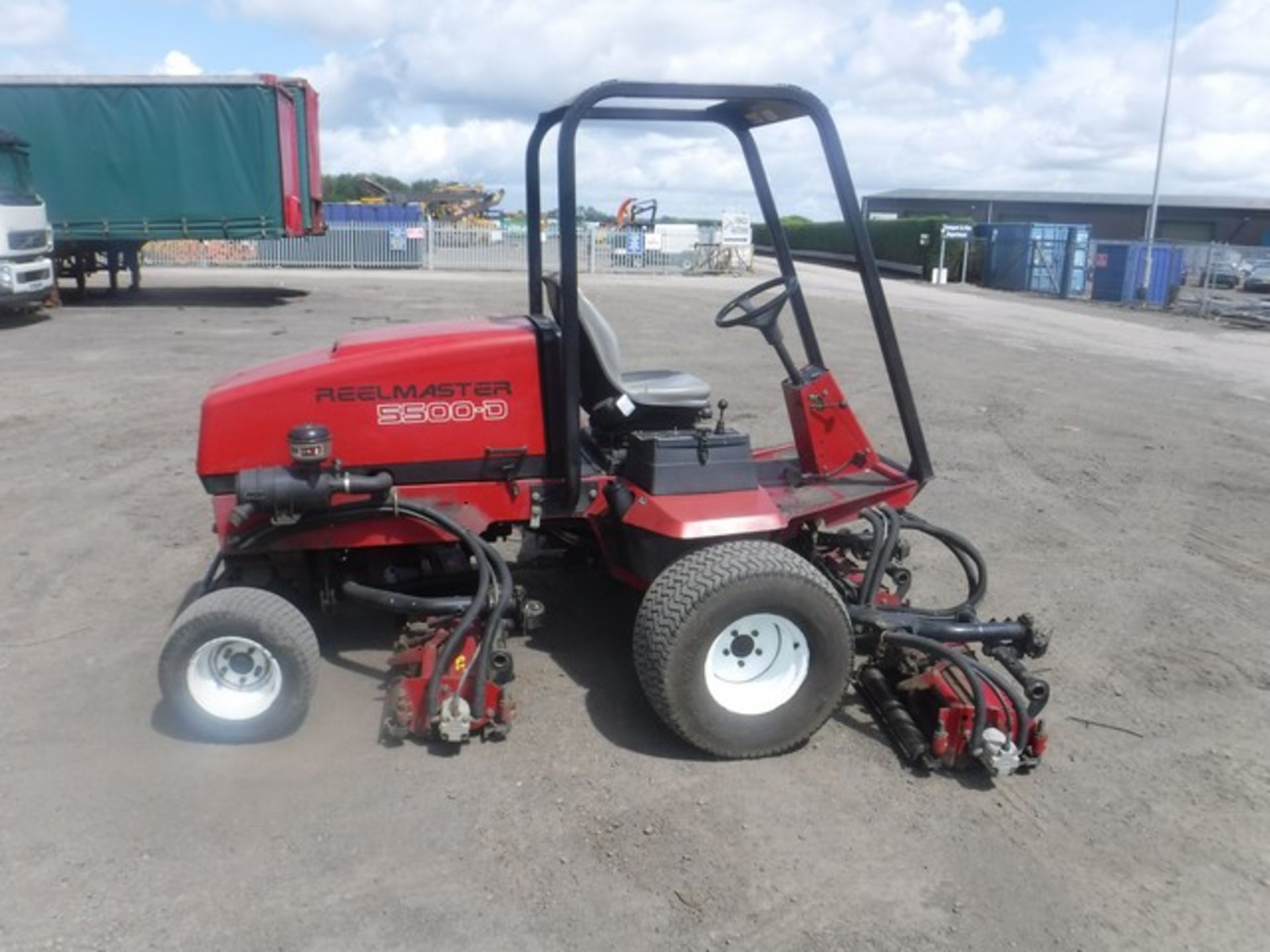 TORO REELMASTER 5500D RIDE ON MOWER 2002 - 5 REEL 2 WHEEL DRIVE 3221 HOURS (NOT VERIFIED) SN-03550-2 - Bild 3 aus 6