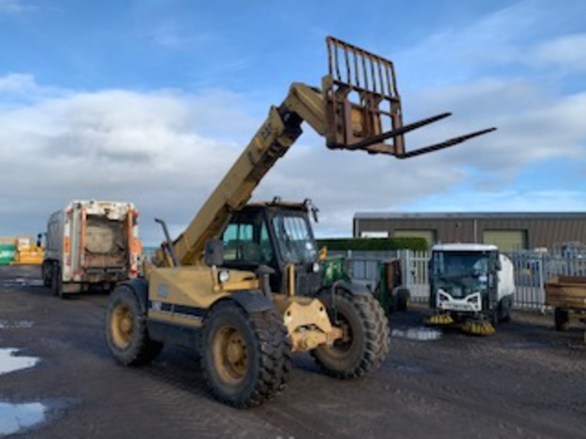 CAT TH62 TELESCOPIC FORKLIFT C/W FORKS YEAR - 1995 -- 9067HRS (NOT VERIFIED) SN - 4TM00583