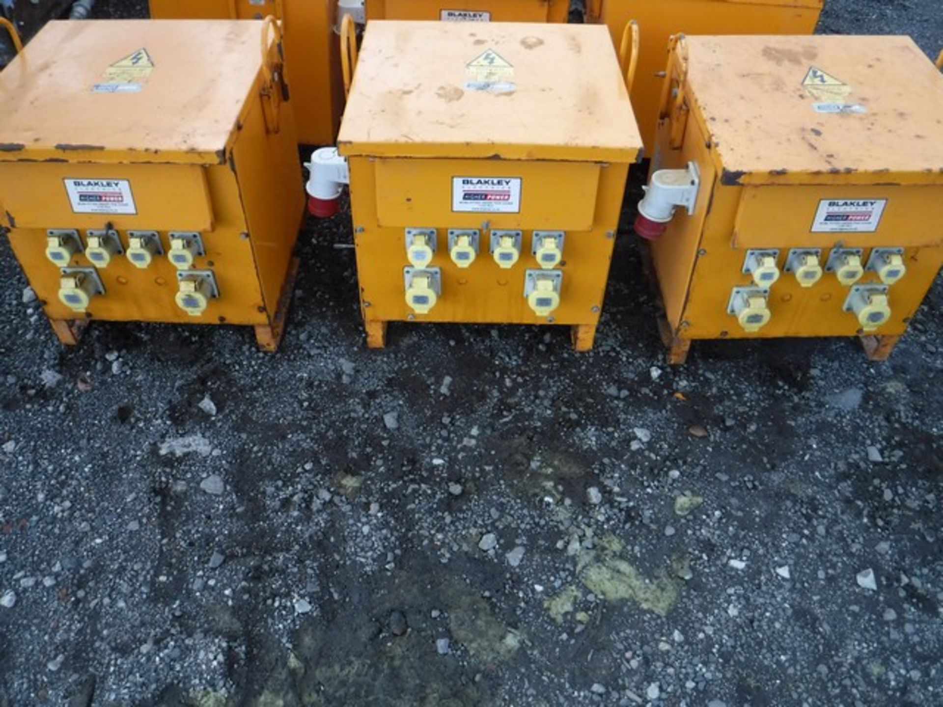 THREE PHASE 10KVA TRANSFROMERS BLAKELY x3 SN - C133115/015 - C133115/028 - C133115/007 - Image 4 of 8