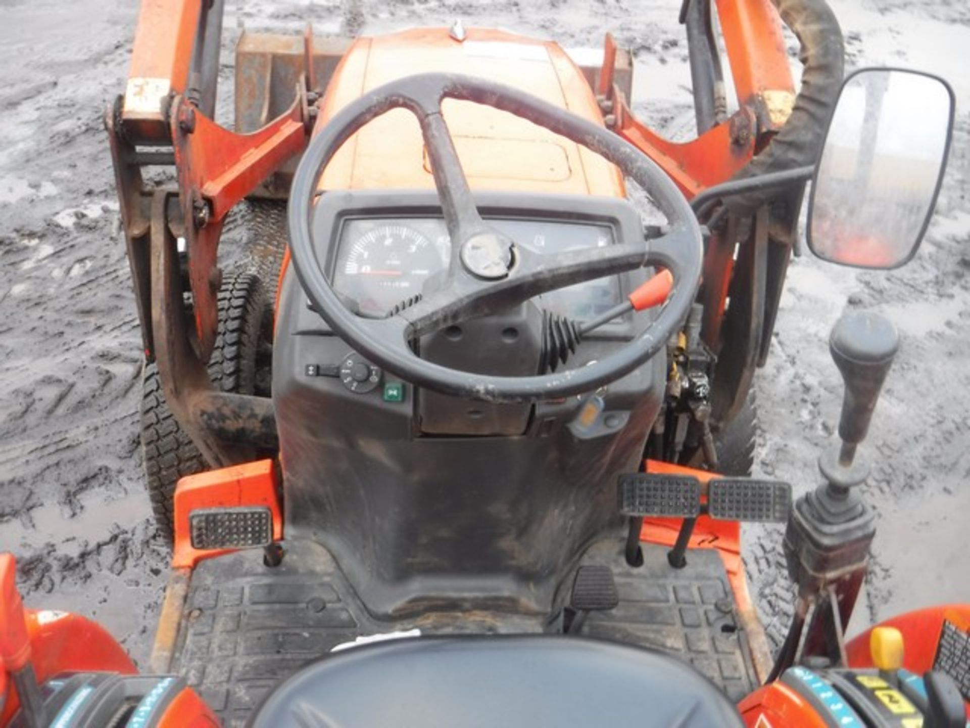 KUBOTA STV32 TRACTOR C/W LEWIS 25QH FRONT LOADER, FORKS AND BUCKET, REAR PTO 1954 HRS (NOT VERIFIED) - Bild 7 aus 11