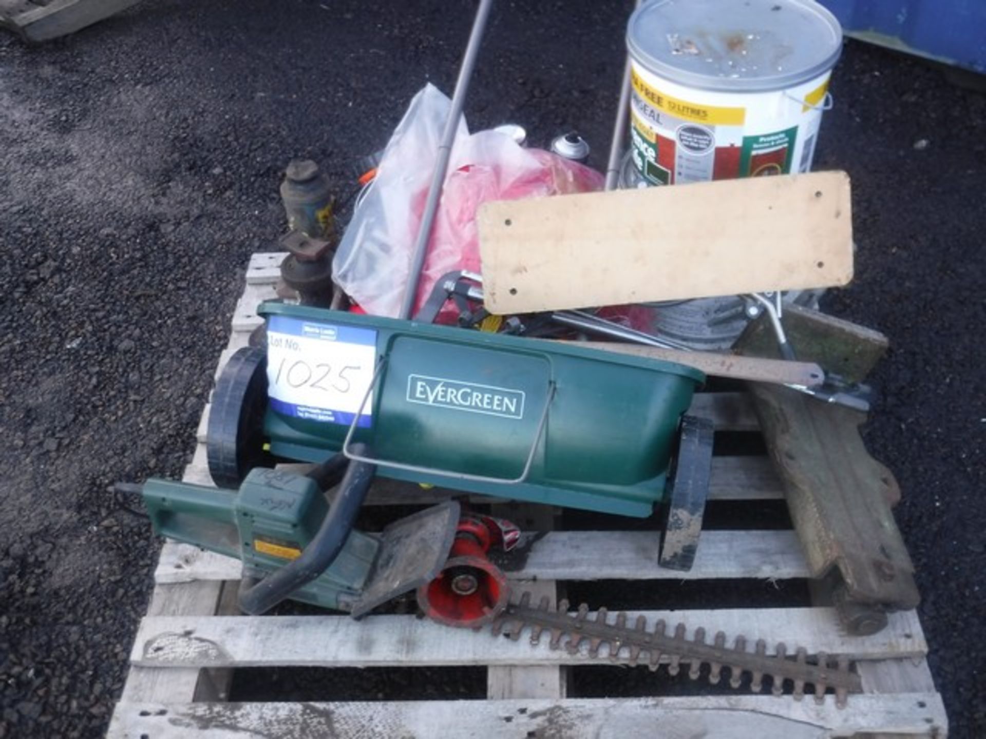 VARIOUS TOOLS - LAWN SPREADER, JACKS, VICE, DRUMS OF FENCE PAINT - Image 5 of 5