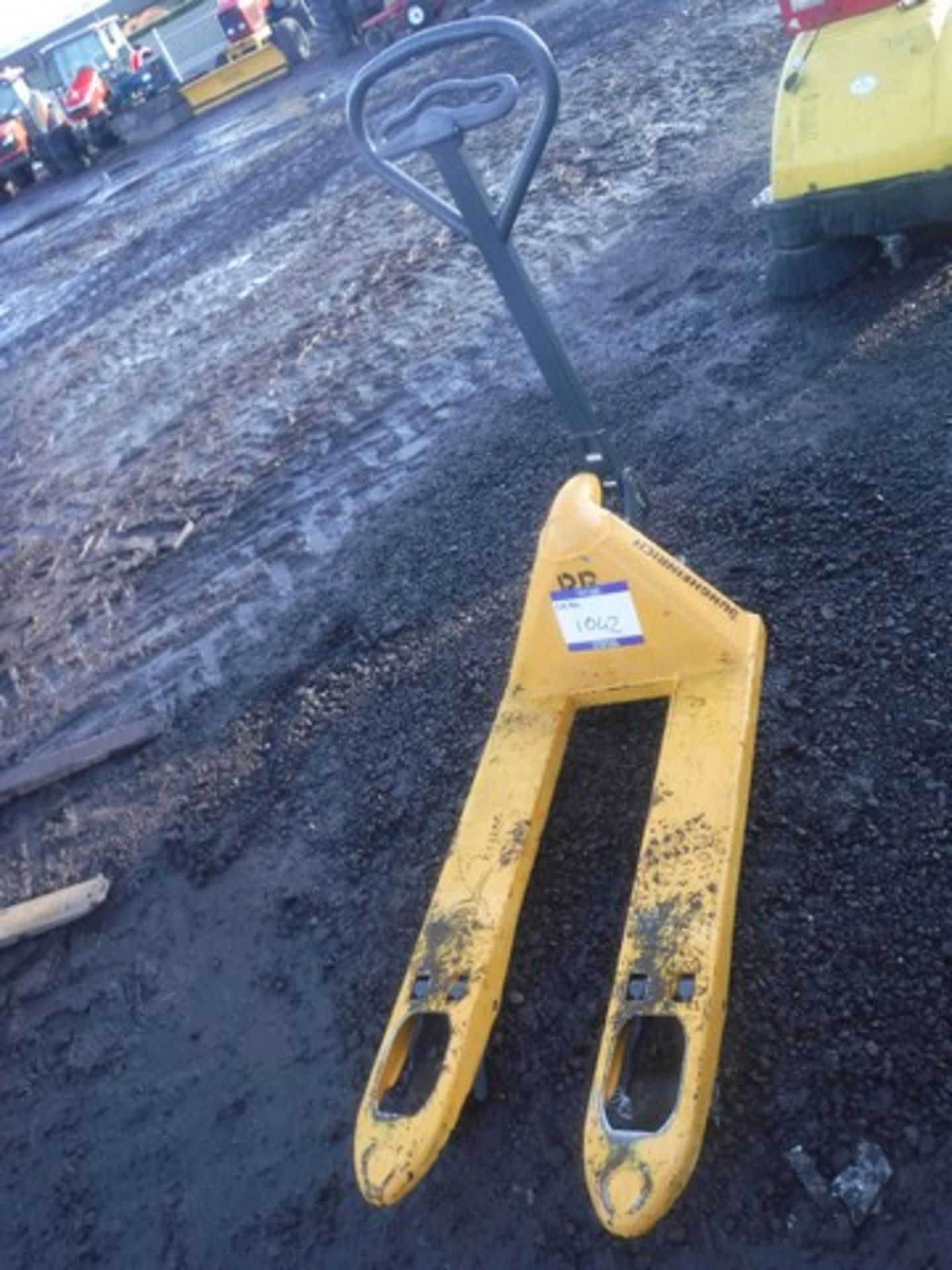 PALLET TRUCK - YELLOW - Image 3 of 3