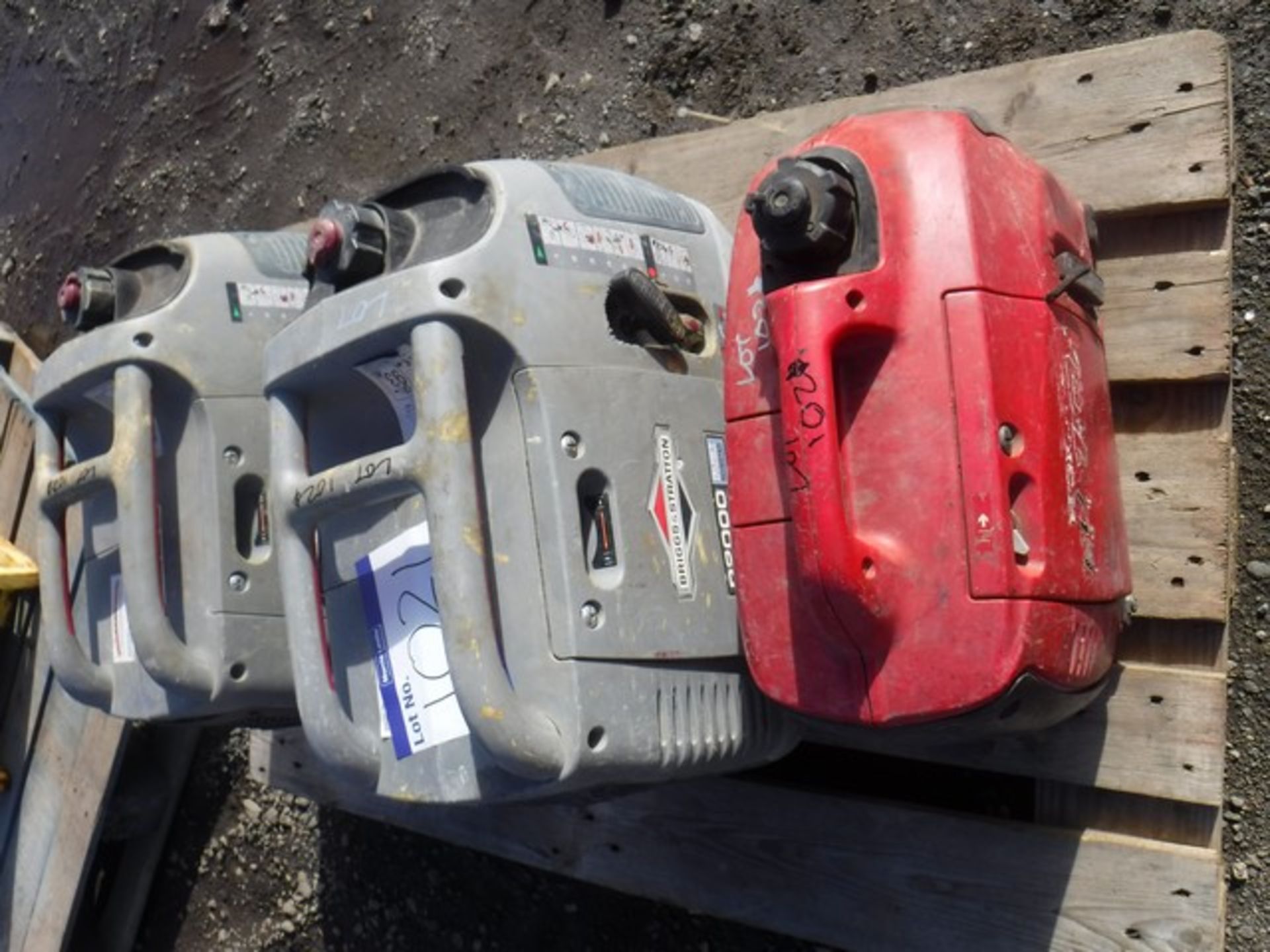 GENERATORS x3 1HONDA 2P2000 **SPARES OR REPAIR** - Image 2 of 2