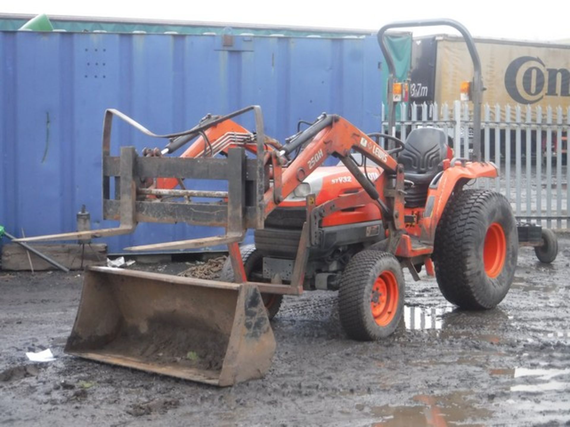 KUBOTA STV32 TRACTOR C/W LEWIS 25QH FRONT LOADER, FORKS AND BUCKET, REAR PTO 1954 HRS (NOT VERIFIED)
