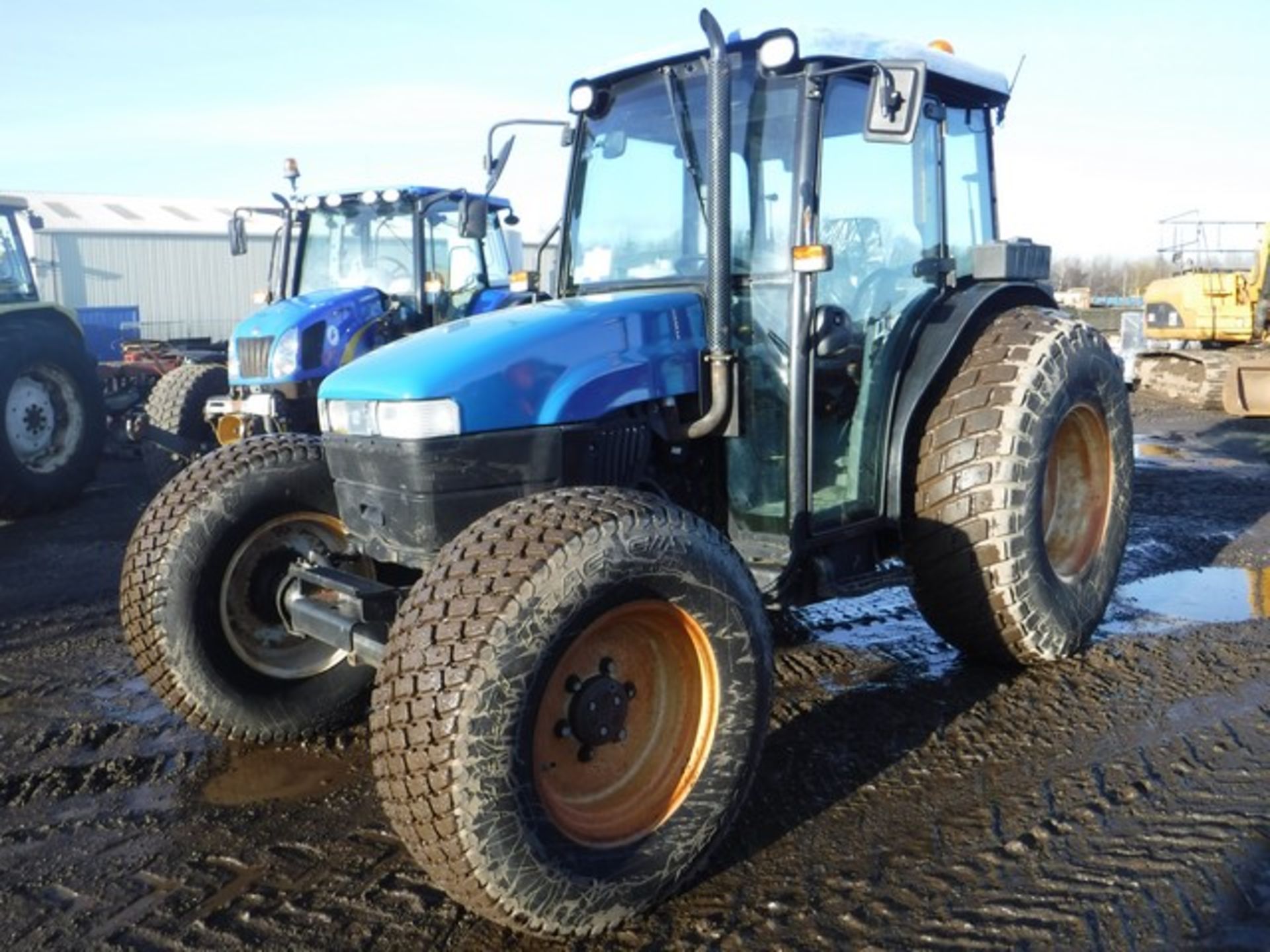 NEW HOLLAND TRACTOR C/W REAR PTO 1727HRS (CORRECT) REG - AW02AUT YEAR 2002 - Image 3 of 9