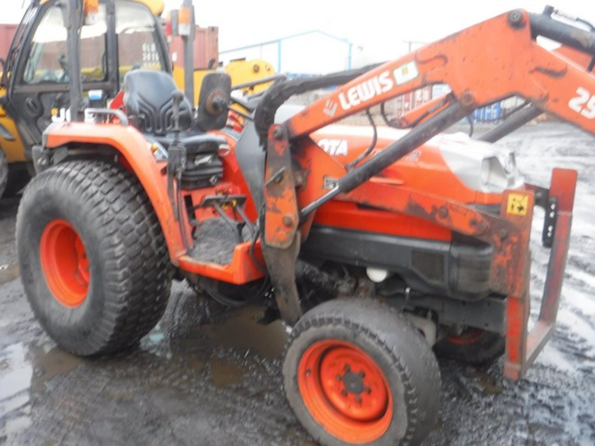 KUBOTA STV32 TRACTOR C/W LEWIS 25QH FRONT LOADER, FORKS AND BUCKET, REAR PTO 1954 HRS (NOT VERIFIED) - Bild 10 aus 11
