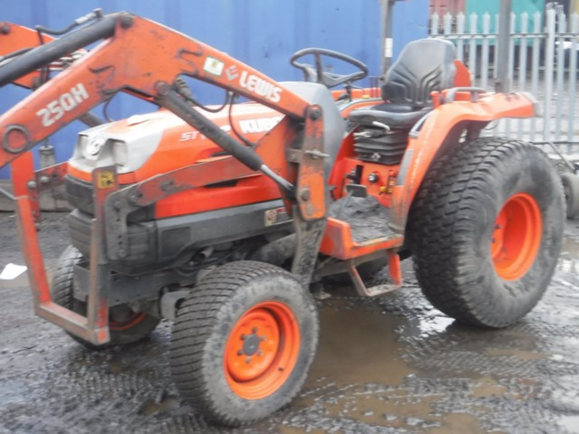 KUBOTA STV32 TRACTOR C/W LEWIS 25QH FRONT LOADER, FORKS AND BUCKET, REAR PTO 1954 HRS (NOT VERIFIED) - Bild 2 aus 11