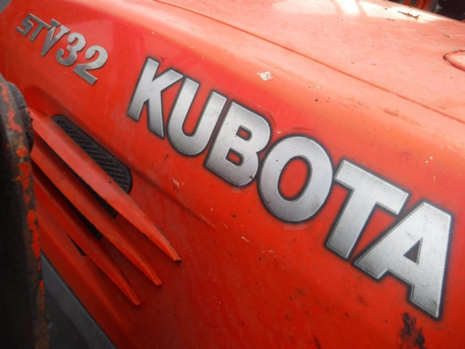 KUBOTA STV32 TRACTOR C/W LEWIS 25QH FRONT LOADER, FORKS AND BUCKET, REAR PTO 1954 HRS (NOT VERIFIED) - Bild 4 aus 11