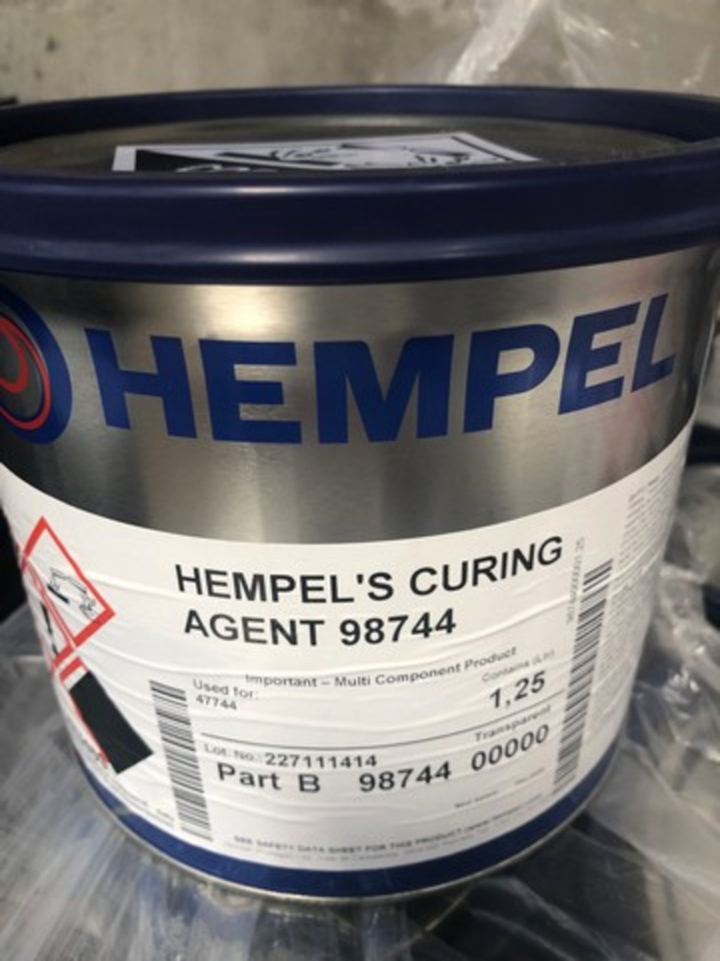 Mixed pallet of Hempel Hempadur uniq 47744 and Hempel curing agent 98744 approx total 60 tins - Image 2 of 3