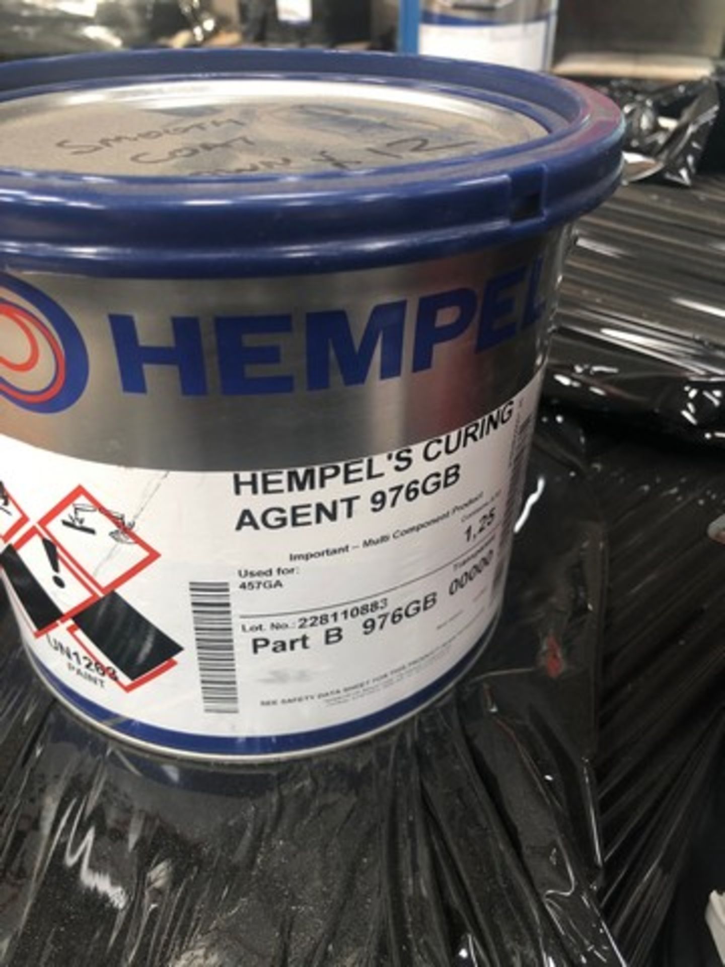 Mixed pallet of Hempel deck marking 453GB, Hempel curing agent 976GB approx total 30 tins - Image 3 of 3