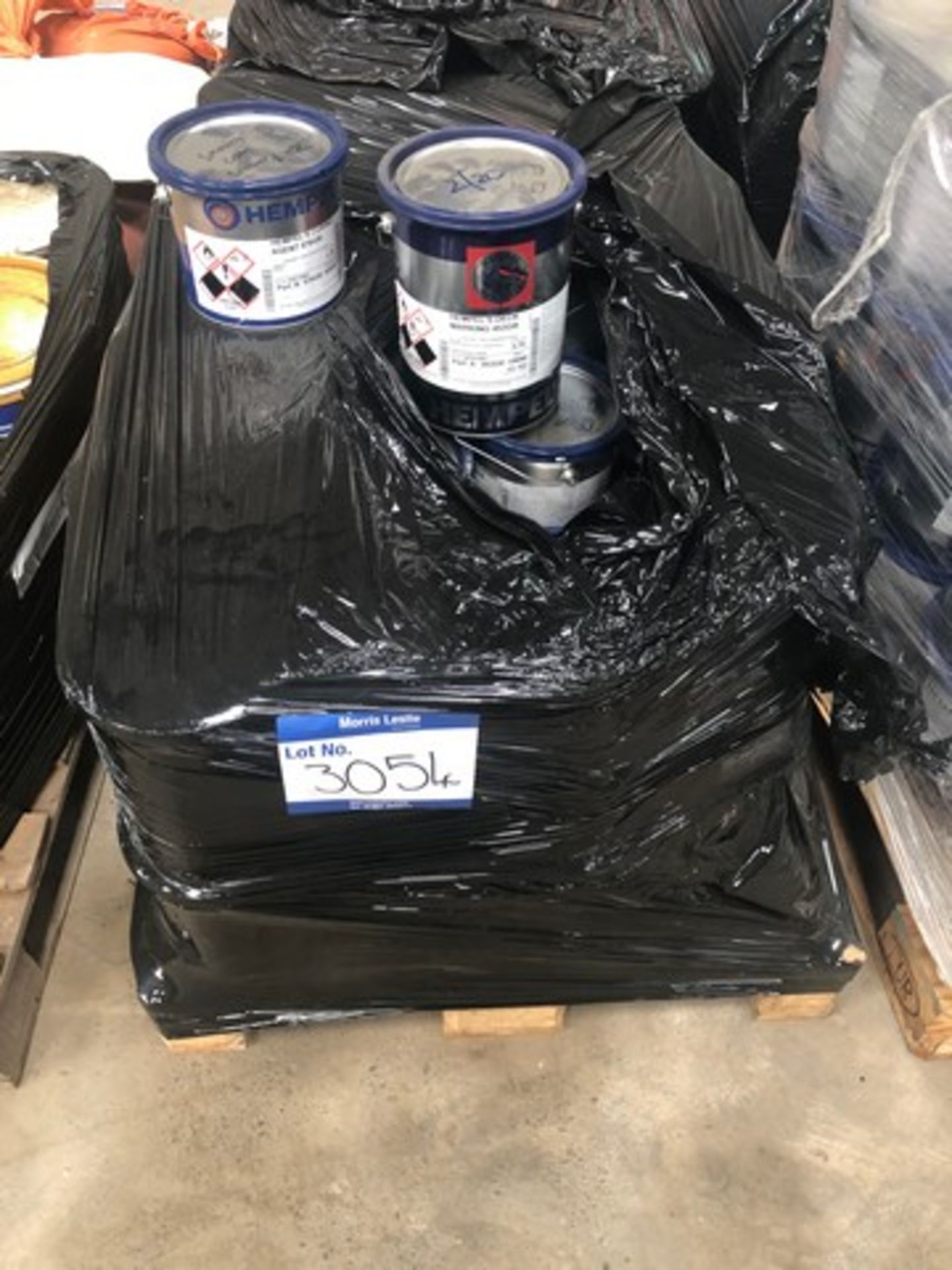 Mixed pallet of Hempel deck marking 453GB, Hempel curing agent 976GB approx total 30 tins