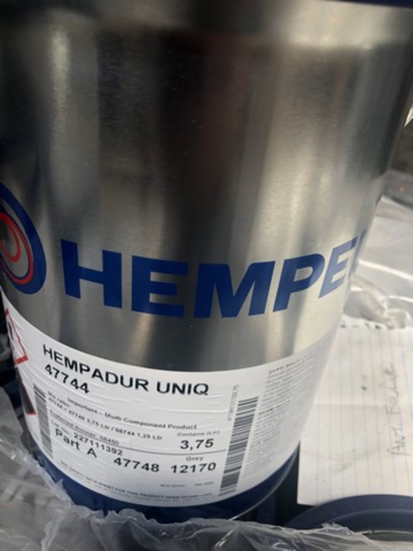 Mixed pallet of Hempel Hempadur uniq 47744 and Hempel curing agent 98744 approx total 60 tins - Image 3 of 3