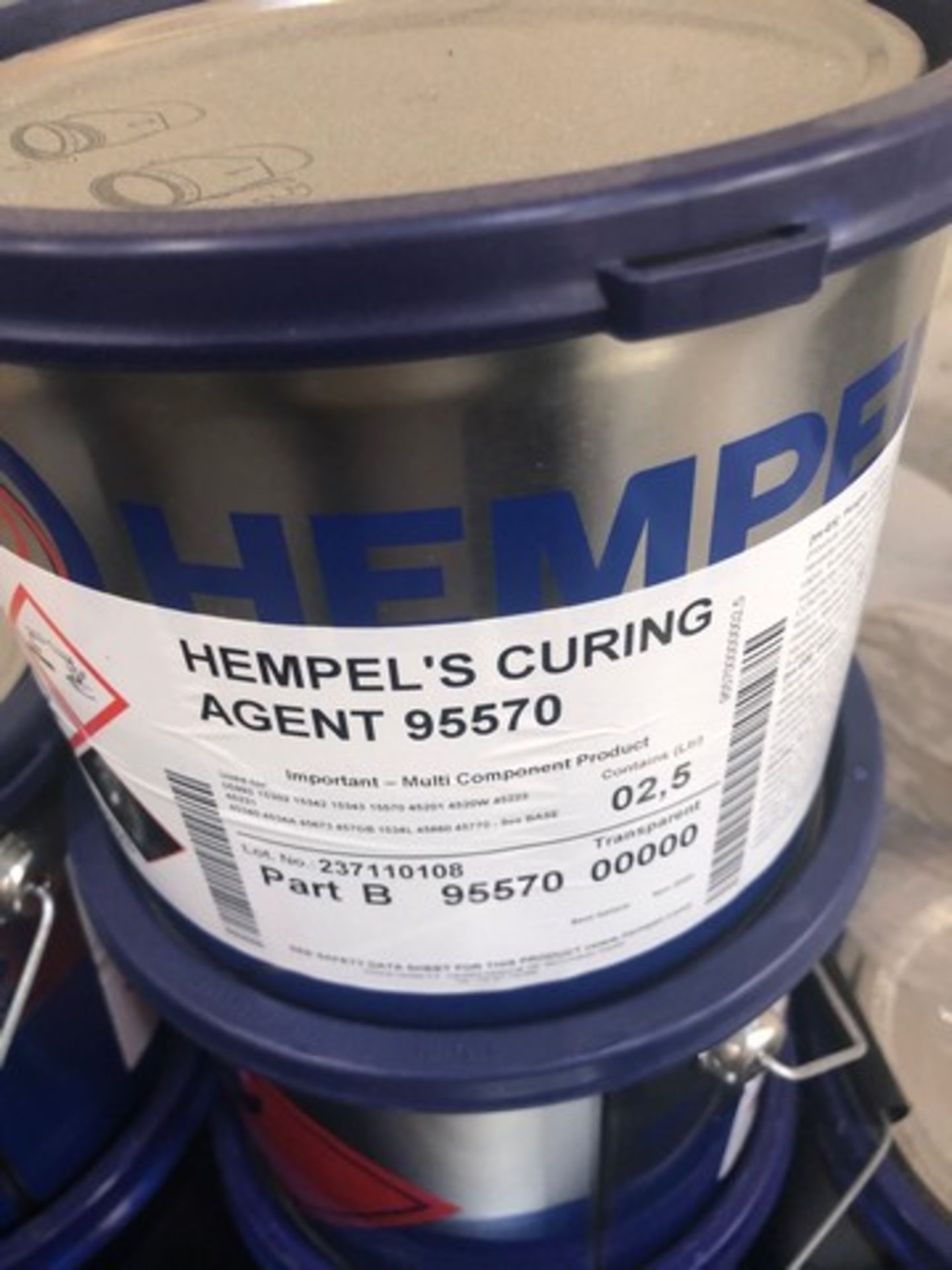 Mixed pallet of Hempel curing agent 95570, Hempel aggregate 977GB approx total 40 tins - Image 2 of 3