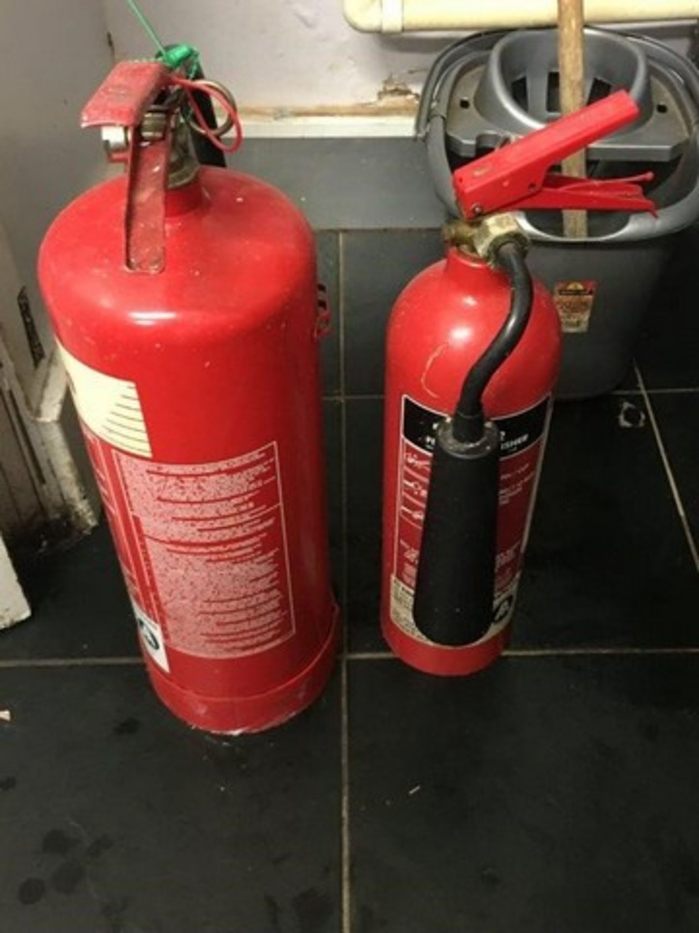 FIRE EXTINGUISHER x3