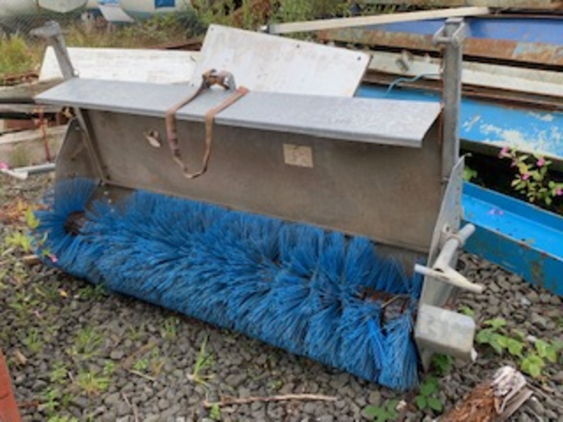 HYDRAULIC BRUSH AND BUCKET FOR TELESCOPE FORKLIFT - Image 5 of 8