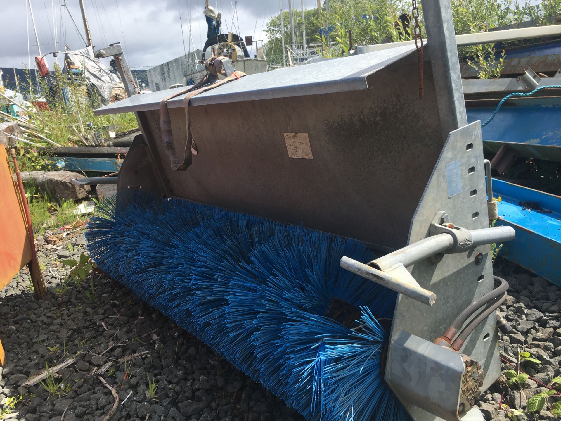 HYDRAULIC BRUSH AND BUCKET FOR TELESCOPE FORKLIFT - Image 2 of 8