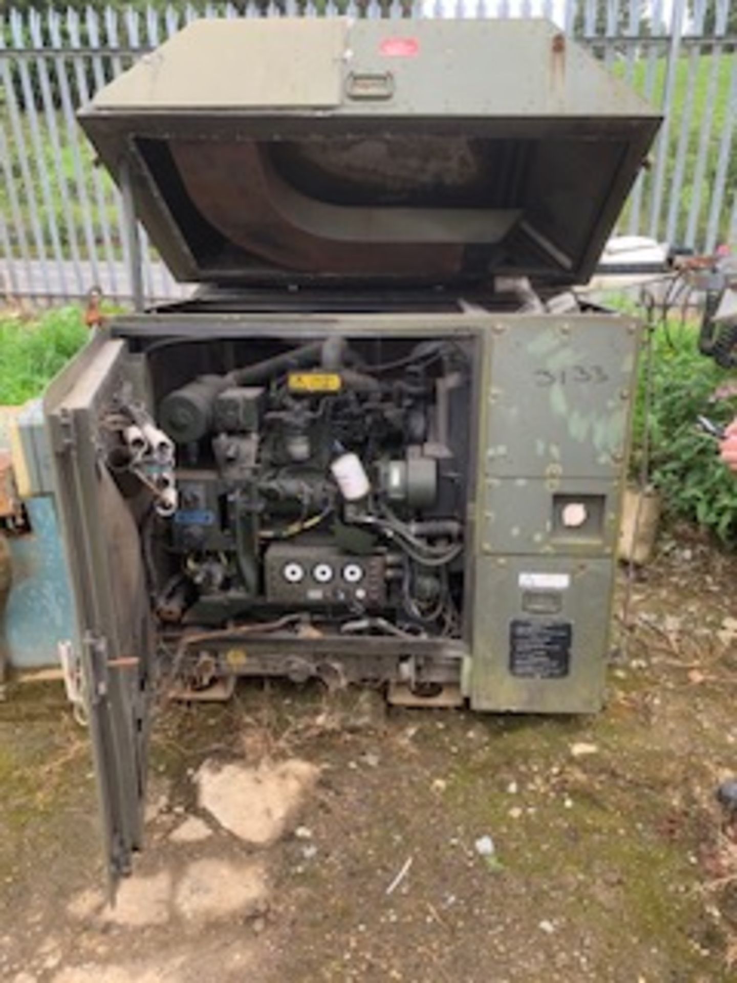 HUNTING 25KVA SILENCED GENERATOR - 4CY FORD DIESEL ENGINE - Image 2 of 7