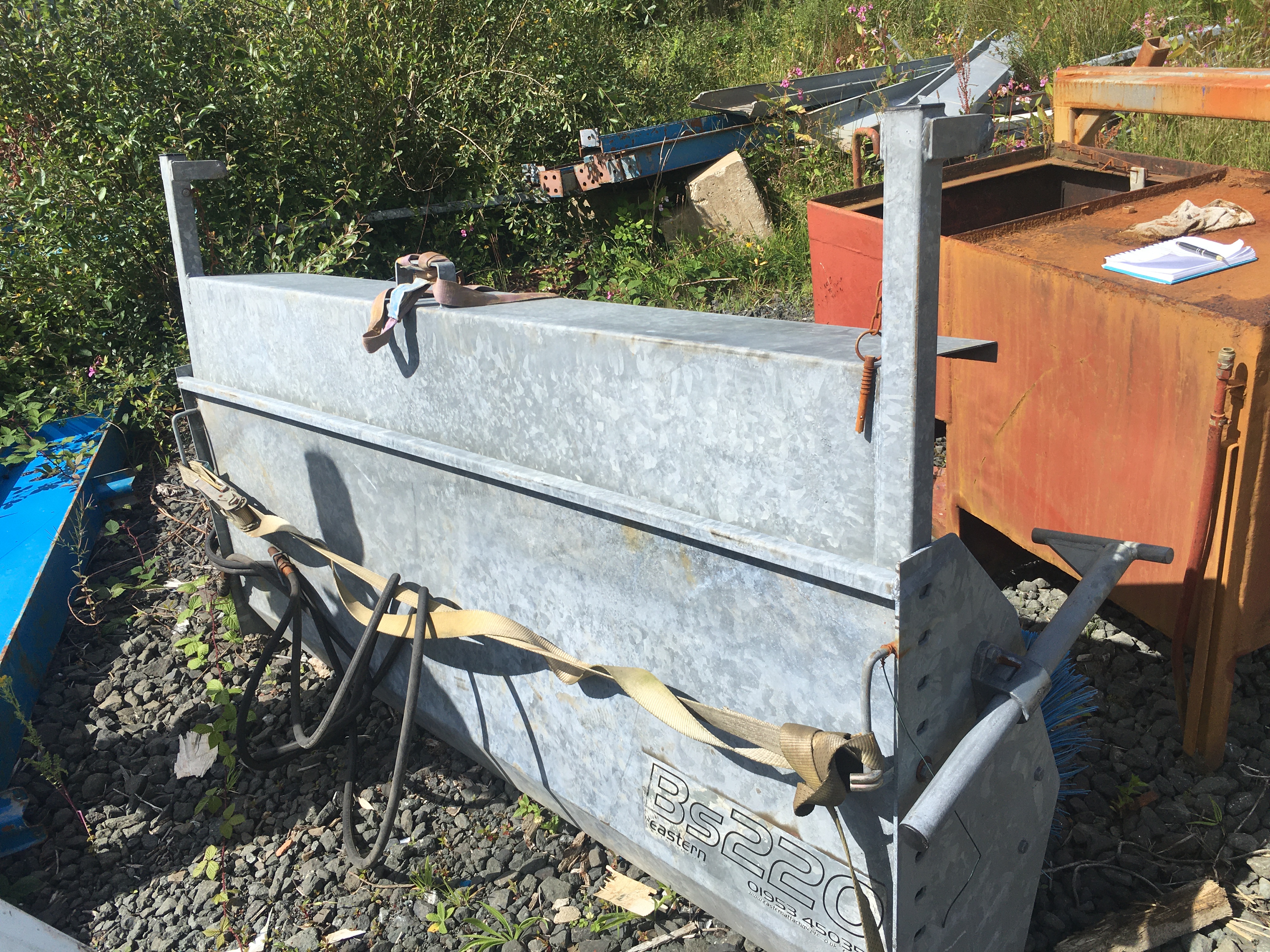 HYDRAULIC BRUSH AND BUCKET FOR TELESCOPE FORKLIFT - Image 4 of 8