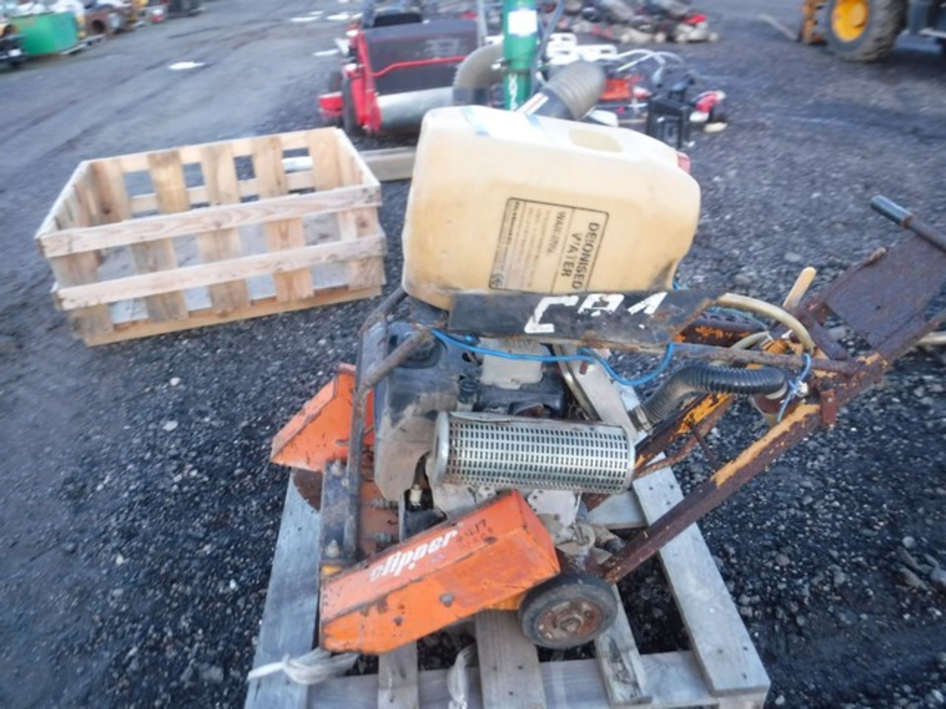 KOHLER C94 WATER SPRAY CEMENT SAW C/W EXTRA ENGINE ON PALLET SN - 3002505431 - Image 2 of 15