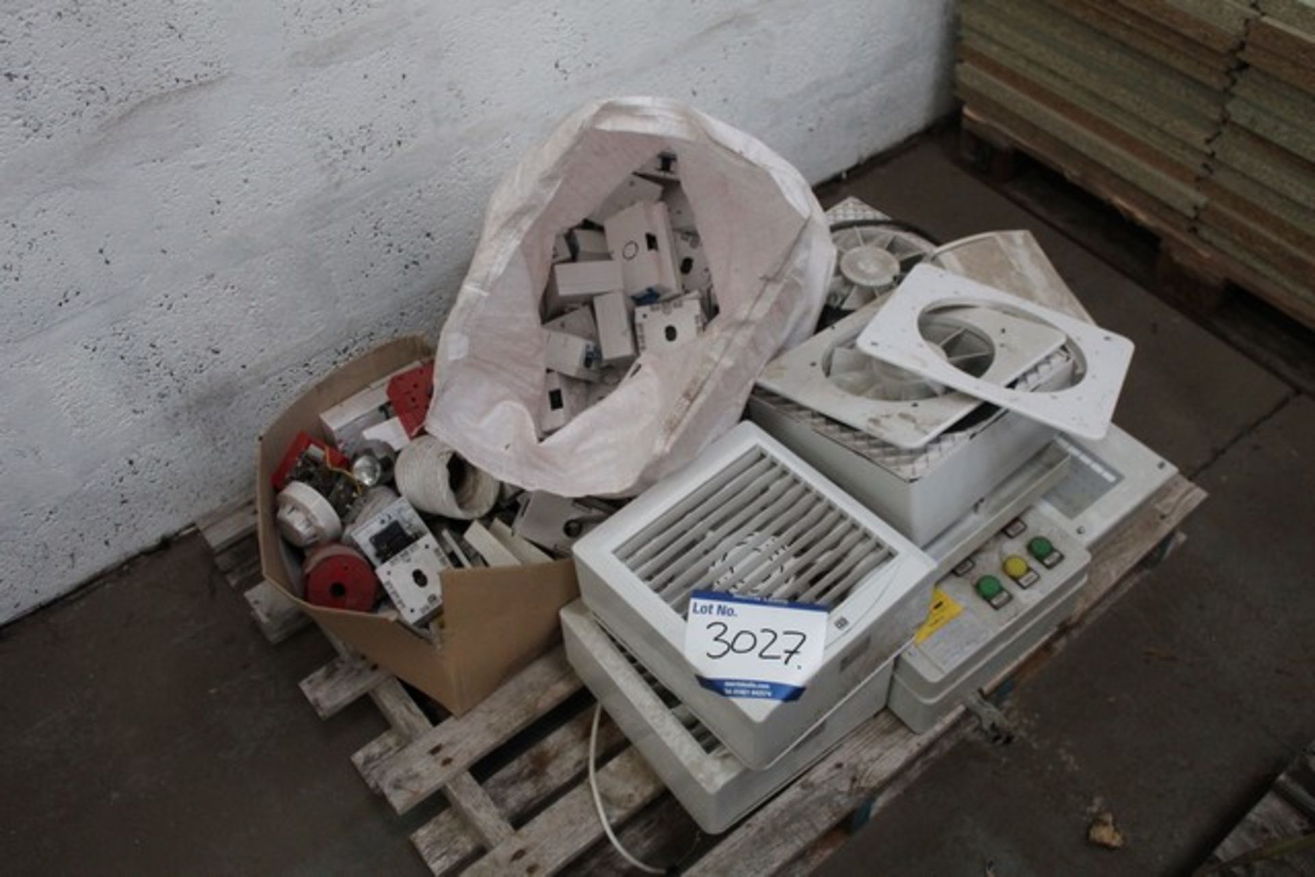 PALLET OF VARIOUS ELECTRIC FANS AND BAG OF SOCKETS