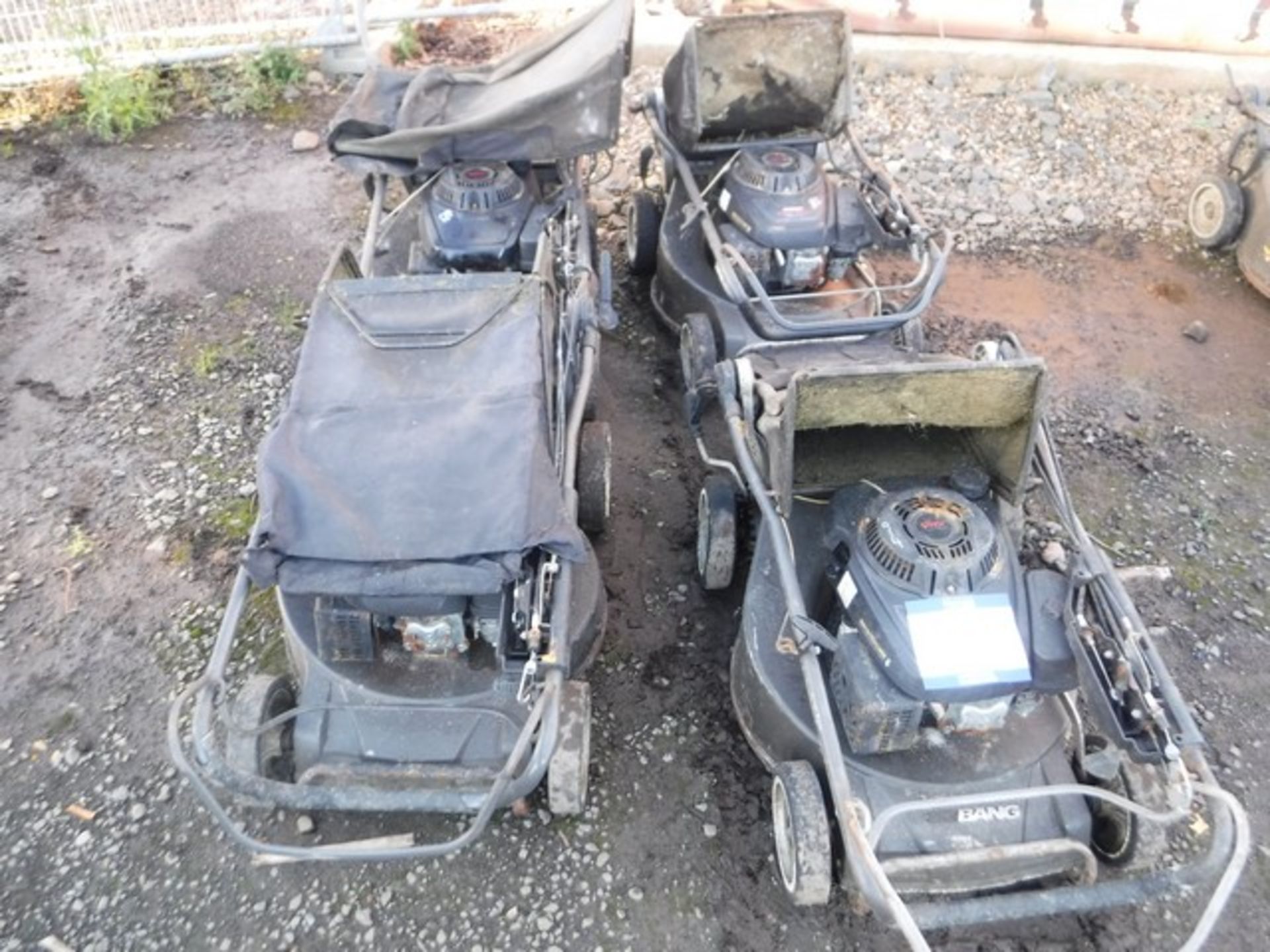 WEIBANG WALKALONG SELF PROPELLED MOWER x4 PLUS 4 BASKETS - Image 2 of 4